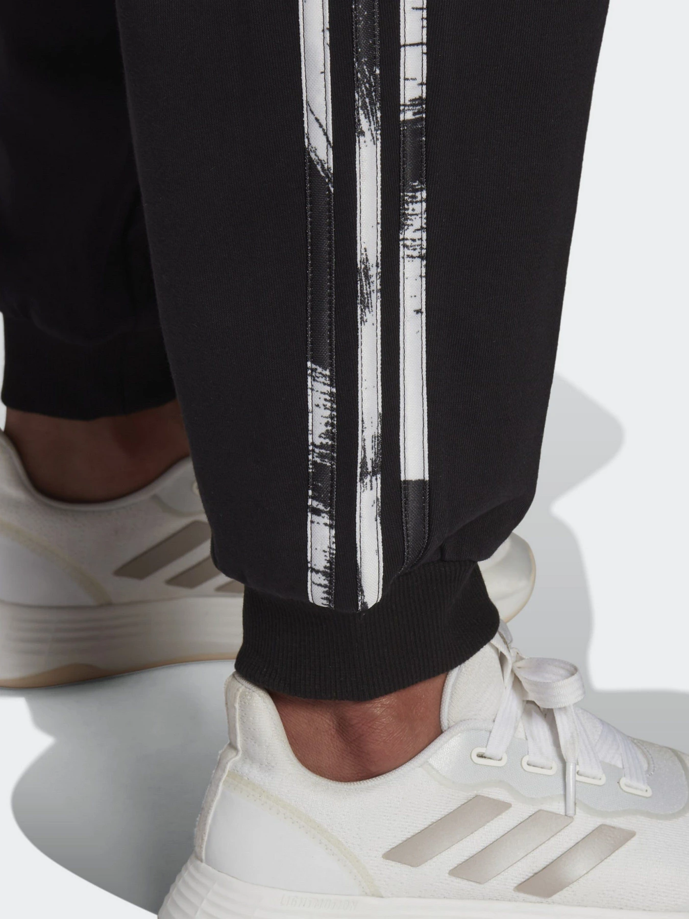 Брюки Adidas Essentials Print 3-Stripes модель HA1213 Брюки Adidas Essentials Print 3-Stripes модель HA1213 Фото