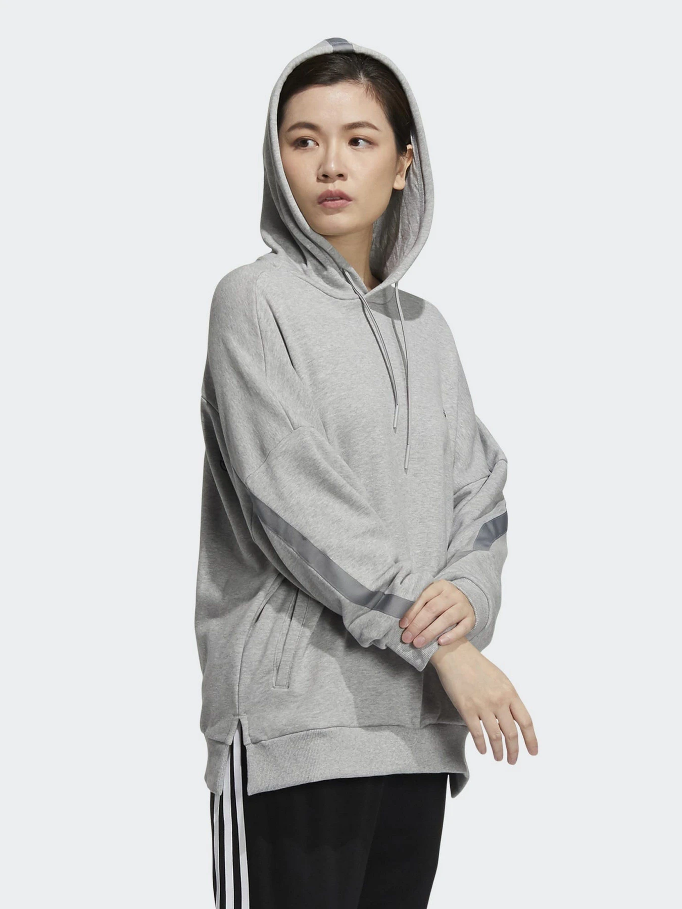 Худи и свитшоты Adidas Wording Loose Fit модель HC2542 Фото