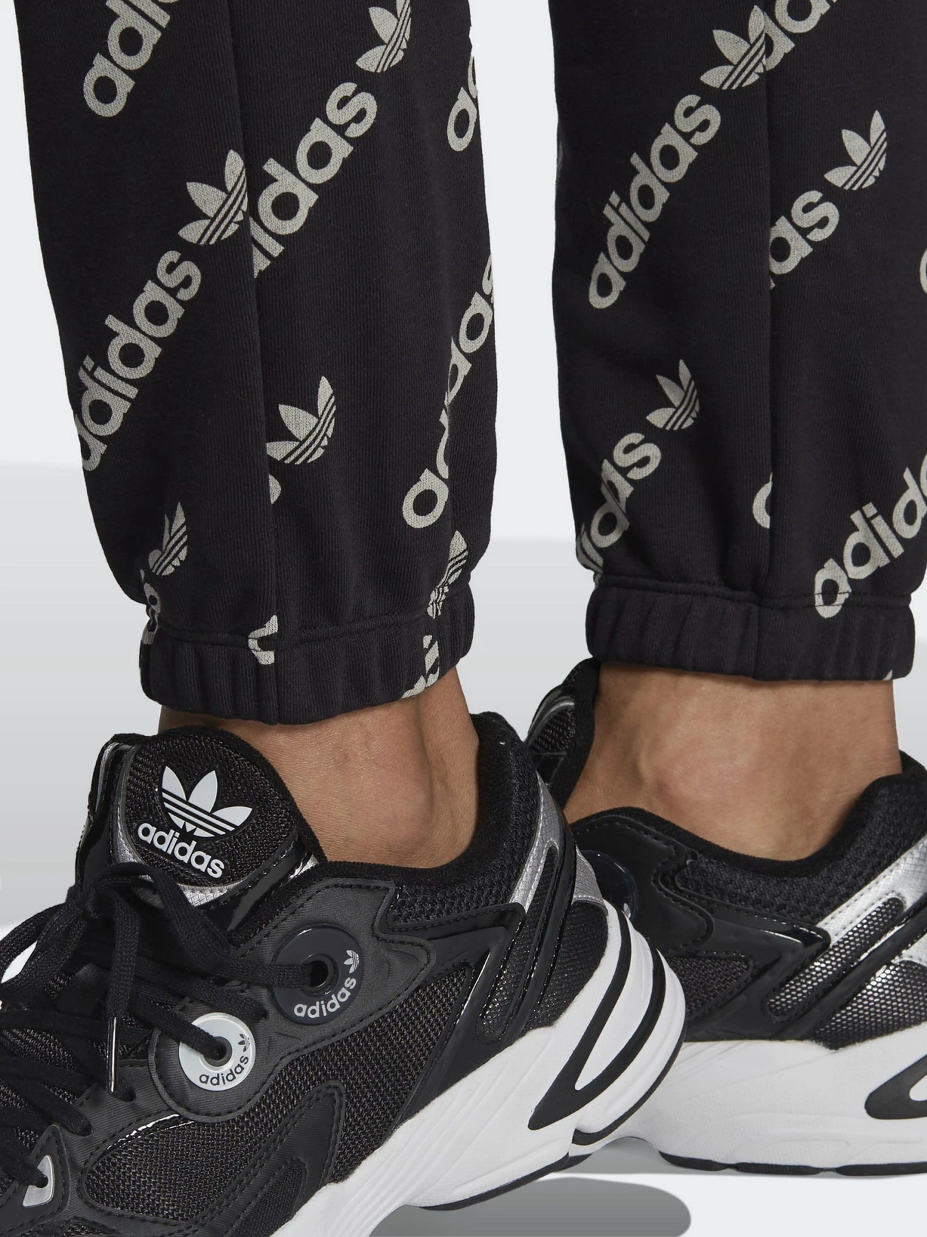 Брюки Adidas Monogram модель HM4887 Брюки Adidas Monogram модель HM4887 Фото