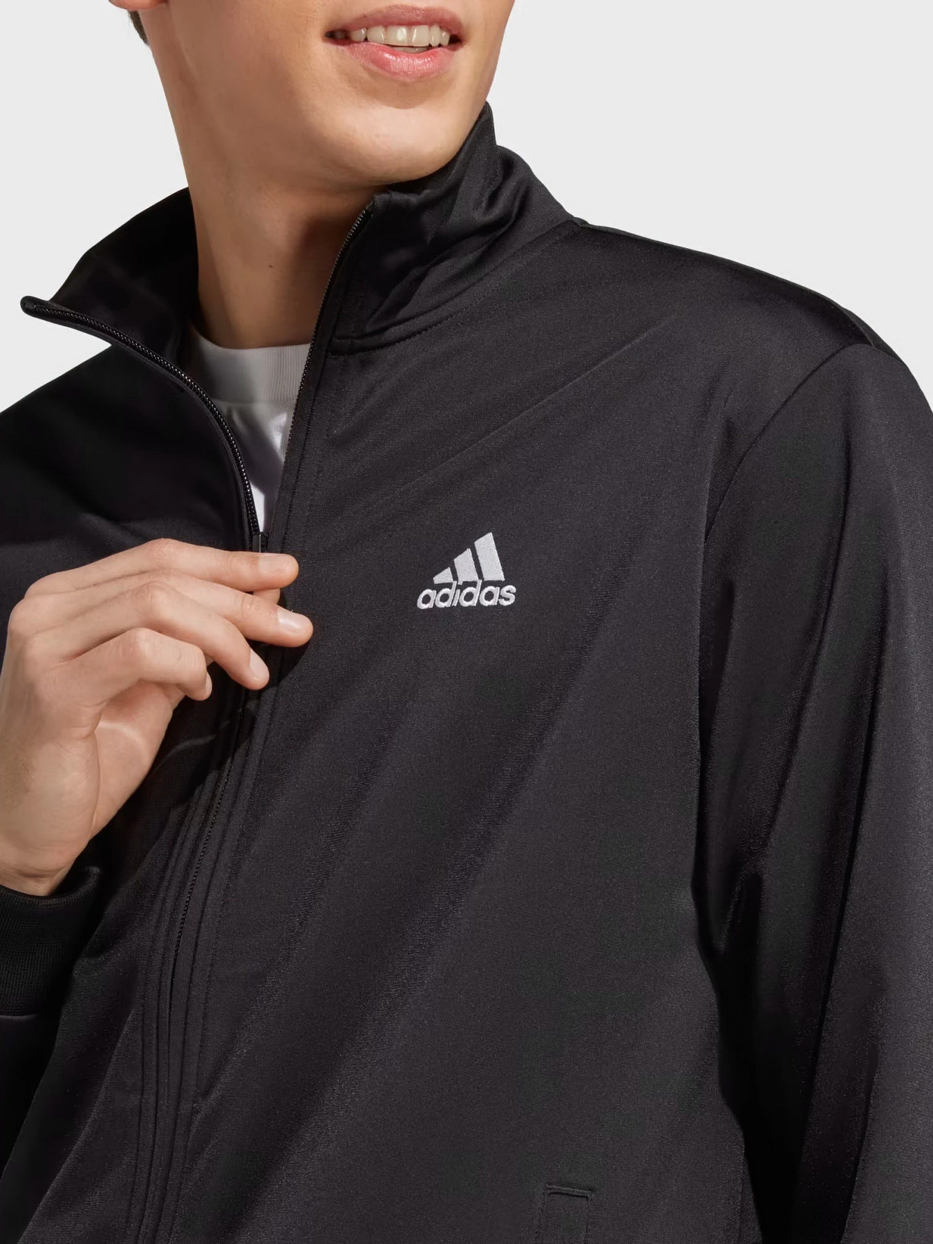 Костюмы Adidas Linear Logo Tricot модель IC6775 Костюмы Adidas Linear Logo Tricot модель IC6775 Фото