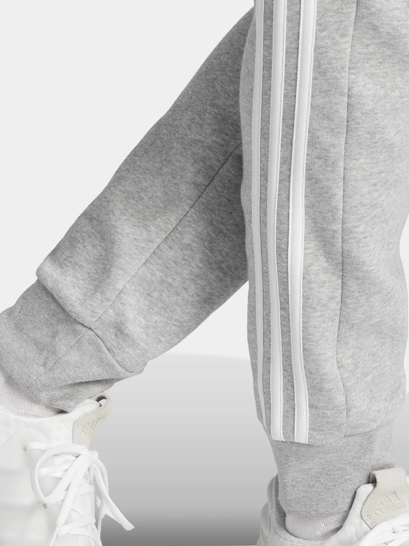 Брюки Adidas ESSENTIALS FLEECE 3-STRIPES TA модель IJ6494 Брюки Adidas ESSENTIALS FLEECE 3-STRIPES TA модель IJ6494 Фото