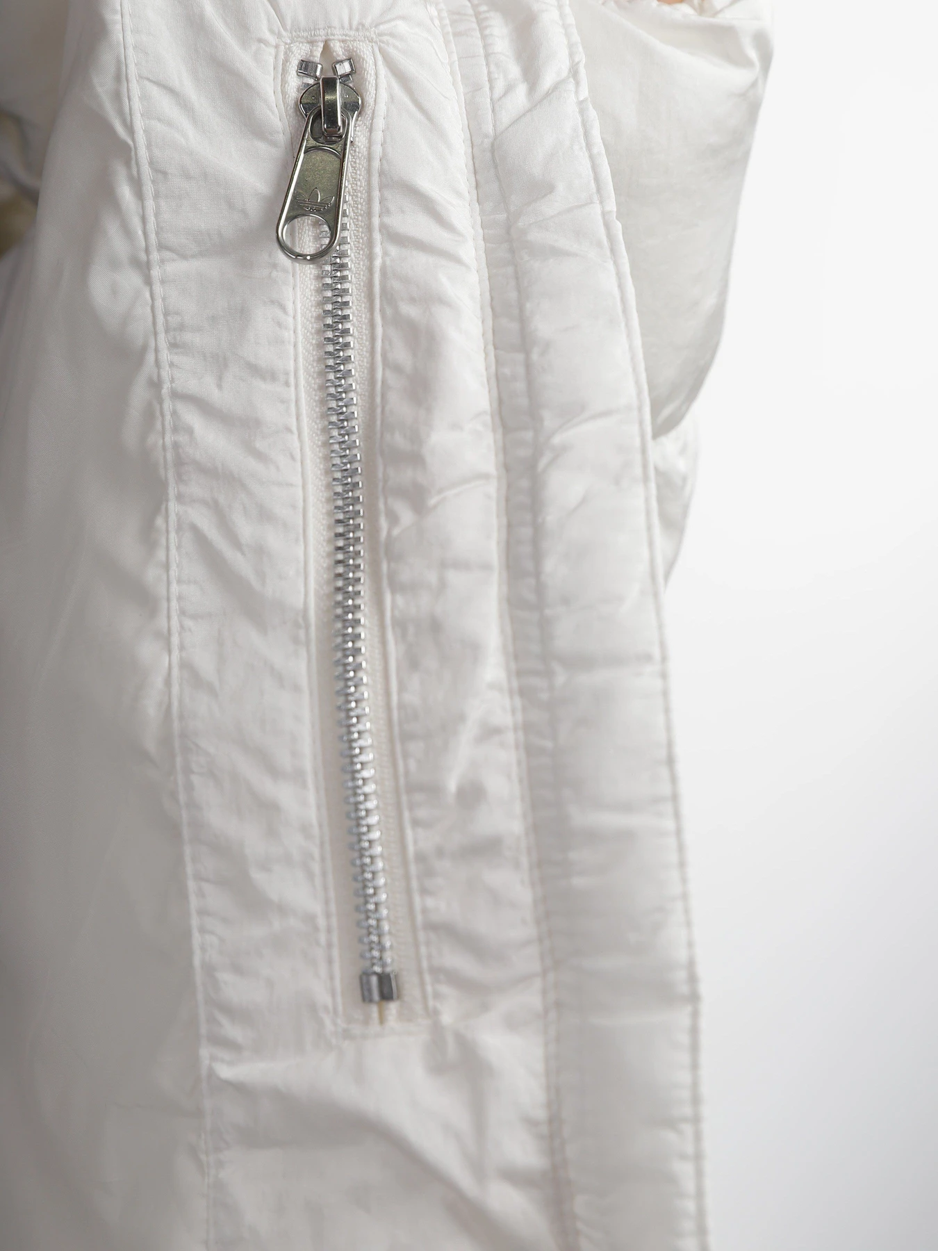 Куртки и дубленки Adidas Short Vegan Puffer модель IJ8236 Фото