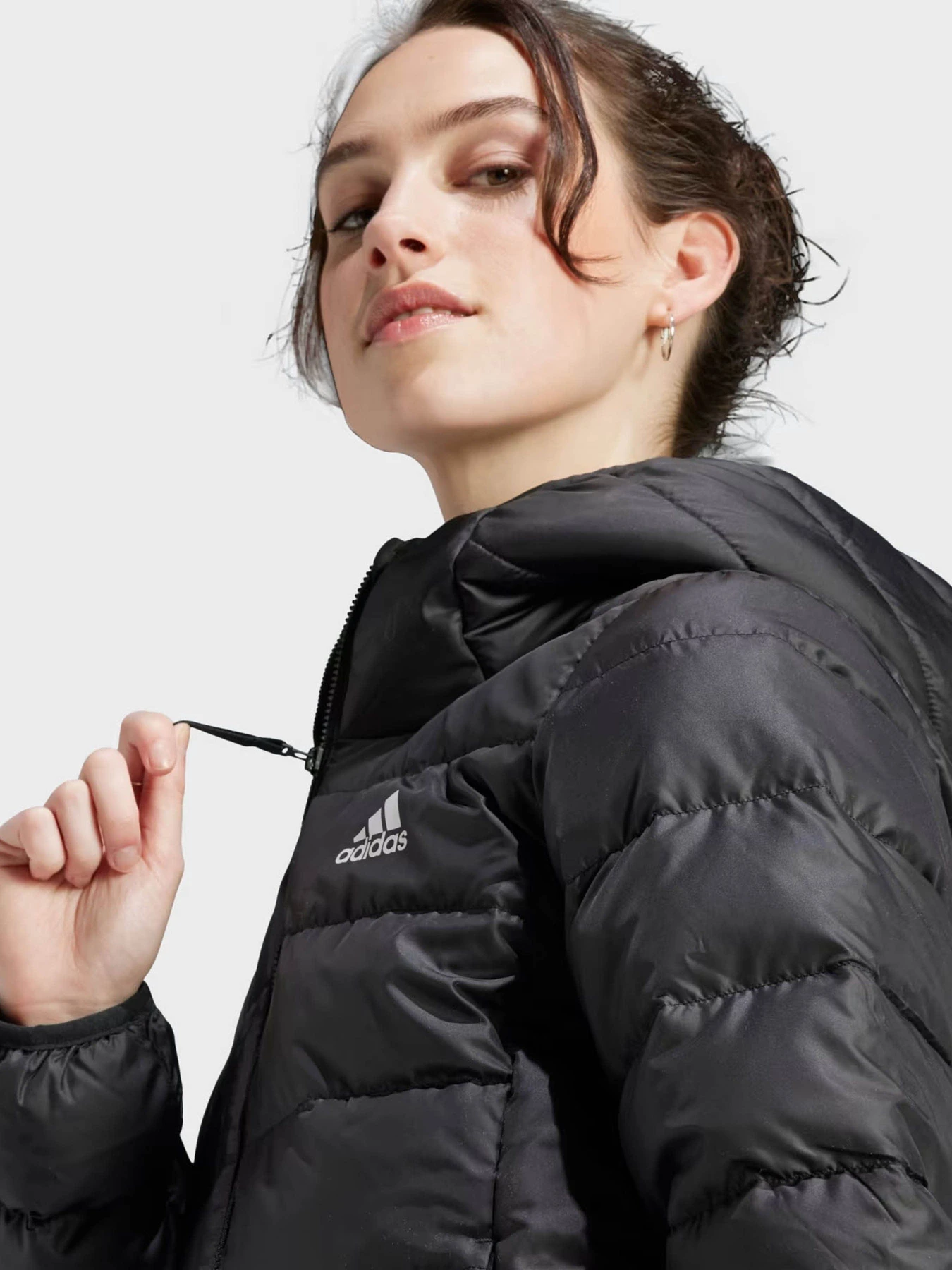 Куртки та дублянки Adidas Essentials Light Down модель HZ5724 Куртки та дублянки Adidas Essentials Light Down модель HZ5724 Фото