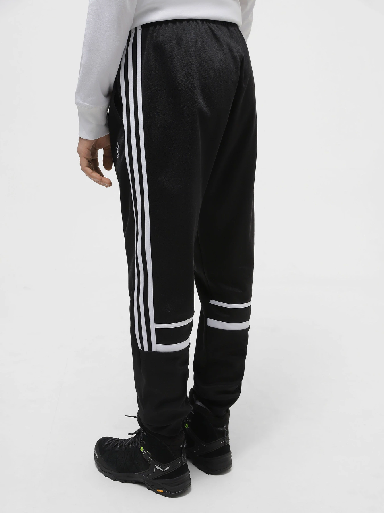 Брюки Adidas Adicolor Classics Cut Line модель HK7429 Брюки Adidas Adicolor Classics Cut Line модель HK7429 Фото