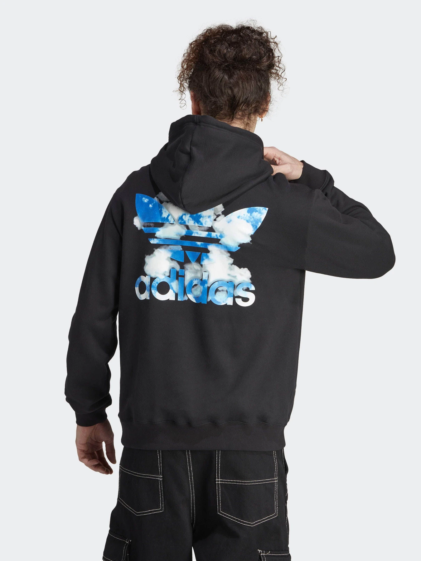 Худи и свитшоты Adidas Graphics Cloudy Trefoil Originals модель II8168 Худи и свитшоты Adidas Graphics Cloudy Trefoil Originals модель II8168 Фото