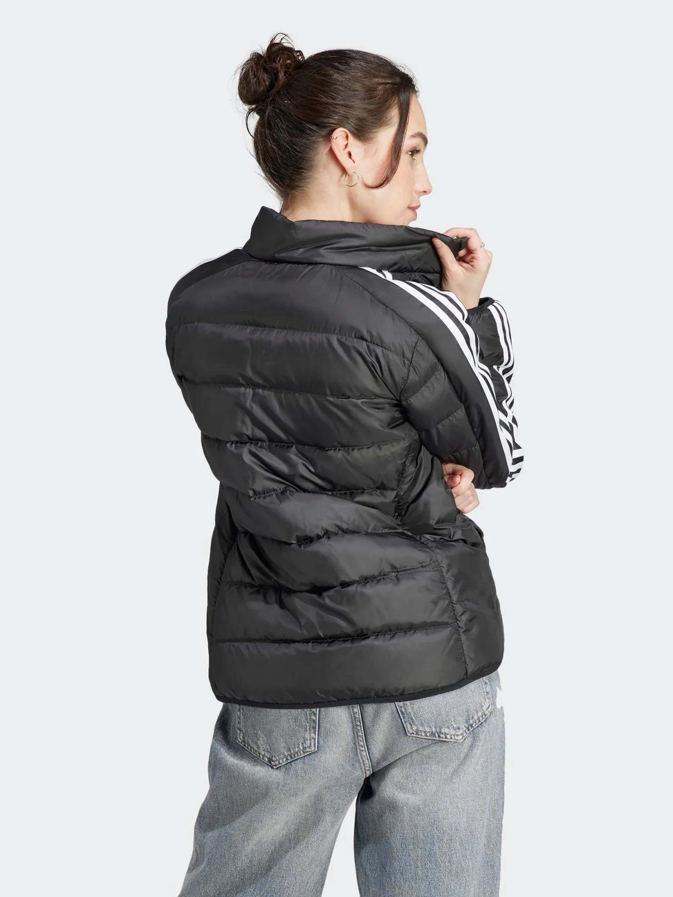 Куртки та дублянки Adidas Essentials 3-Stripes Light Down модель HZ5726 Куртки та дублянки Adidas Essentials 3-Stripes Light Down модель HZ5726 Фото