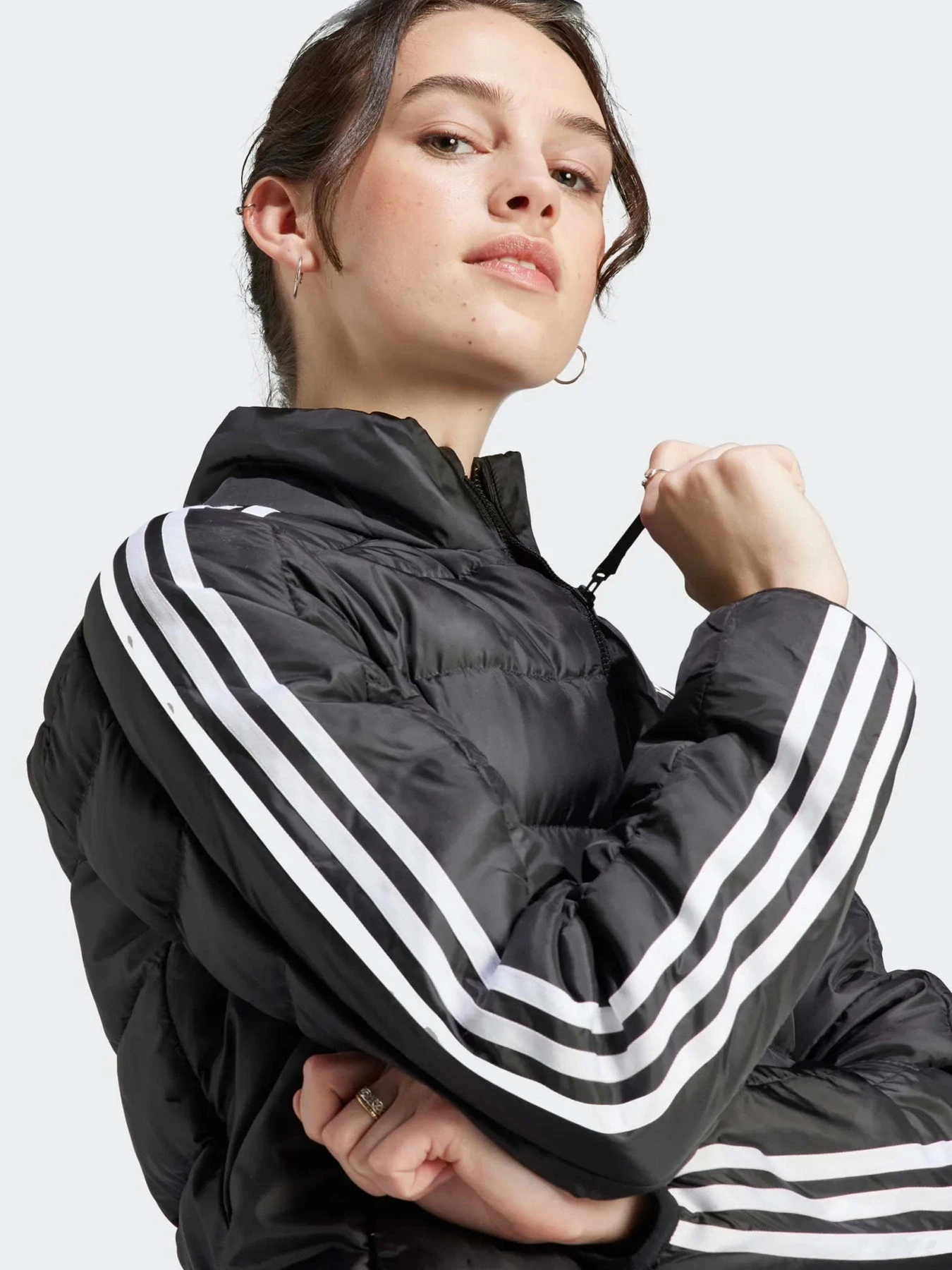 Куртки та дублянки Adidas Essentials 3-Stripes Light Down модель HZ5726 Куртки та дублянки Adidas Essentials 3-Stripes Light Down модель HZ5726 Фото