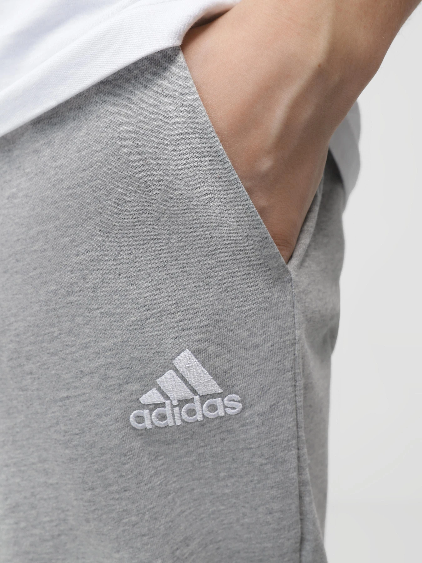 Брюки Adidas ESSENTIALS JERSEY TAPERED модель IC9411 Брюки Adidas ESSENTIALS JERSEY TAPERED модель IC9411 Фото