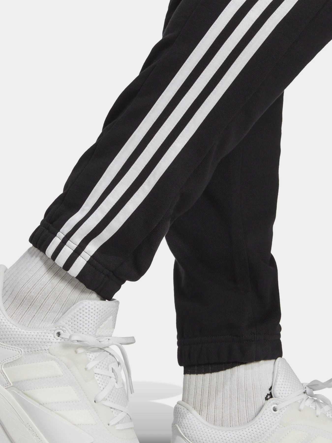 Брюки Adidas ESSENTIALS FRENCH TERRY TAPERE модель IC0050 Брюки Adidas ESSENTIALS FRENCH TERRY TAPERE модель IC0050 Фото