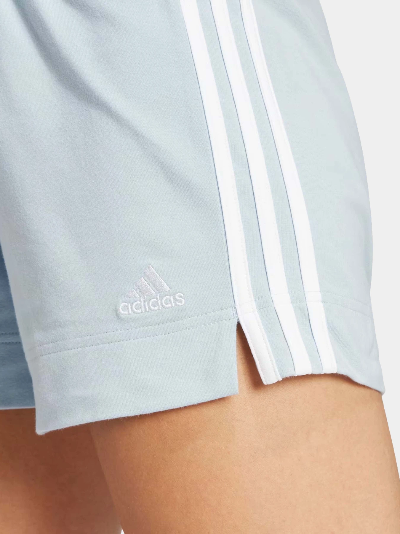 Шорты Adidas ESSENTIALS SLIM 3-STRIPES модель IR7460 Шорты Adidas ESSENTIALS SLIM 3-STRIPES модель IR7460 Фото