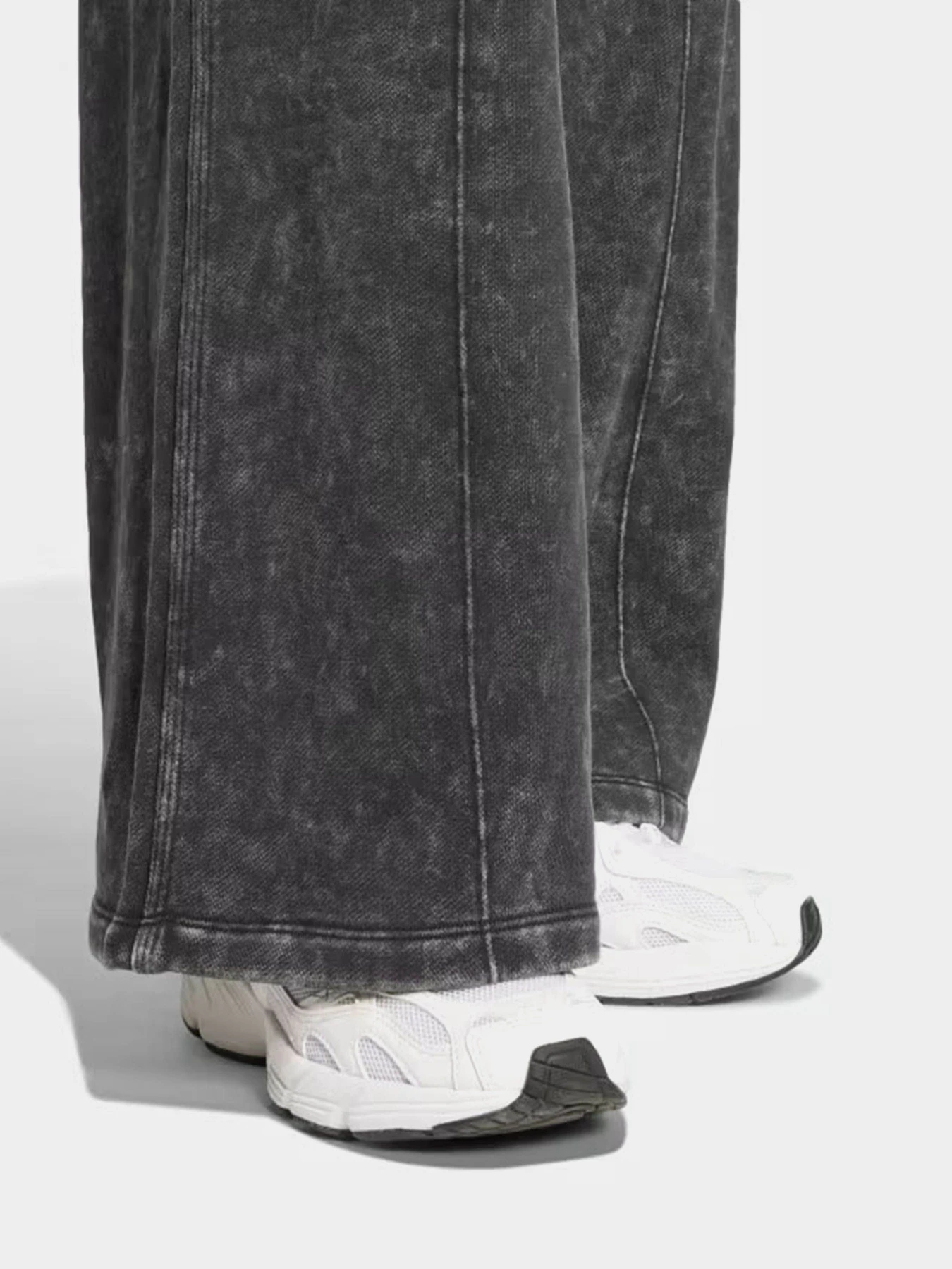 Брюки Adidas PREMIUM ESSENTIALS WASHED LOOS модель IW5740 Брюки Adidas PREMIUM ESSENTIALS WASHED LOOS модель IW5740 Фото
