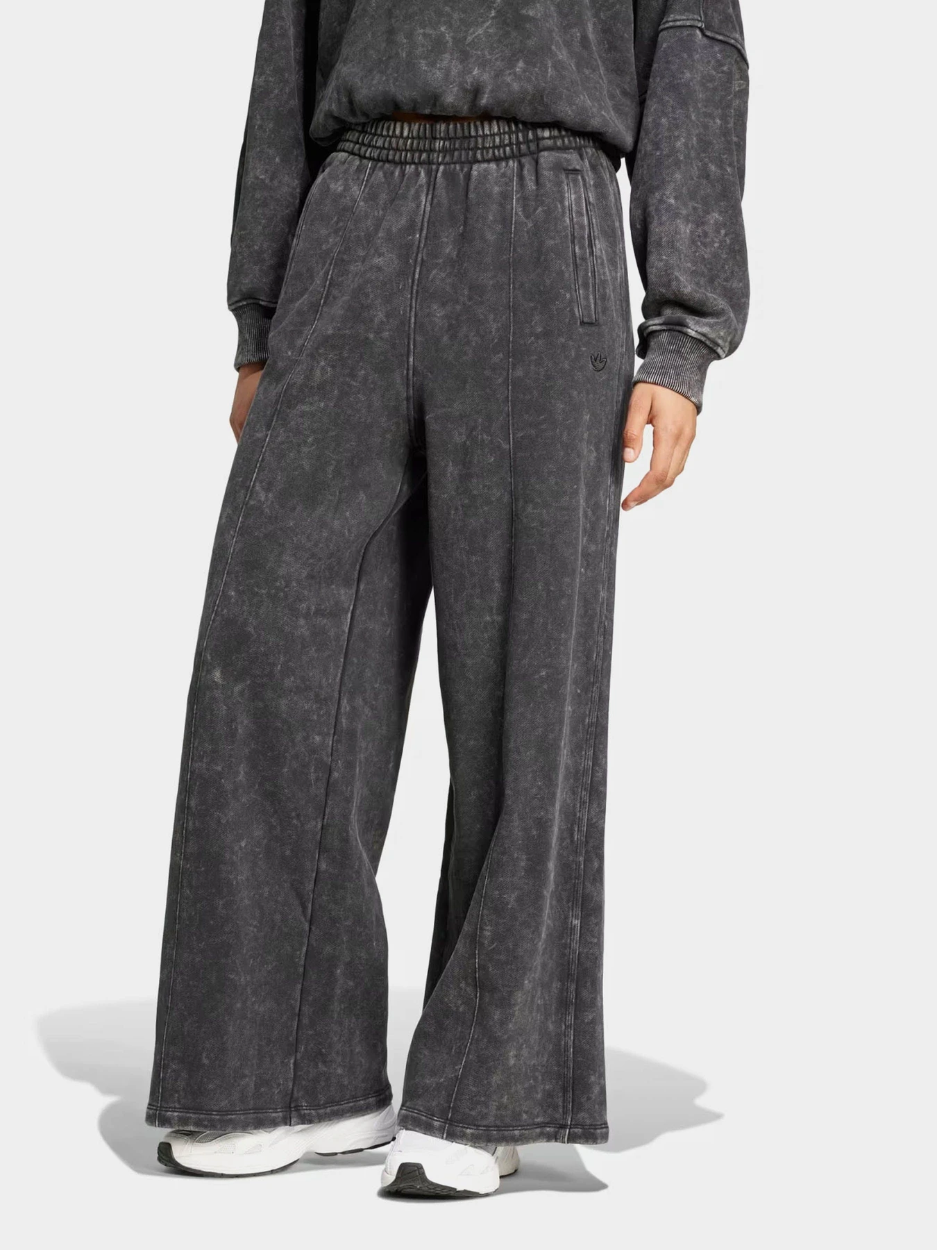 Брюки Adidas PREMIUM ESSENTIALS WASHED LOOS модель IW5740 Брюки Adidas PREMIUM ESSENTIALS WASHED LOOS модель IW5740 Фото
