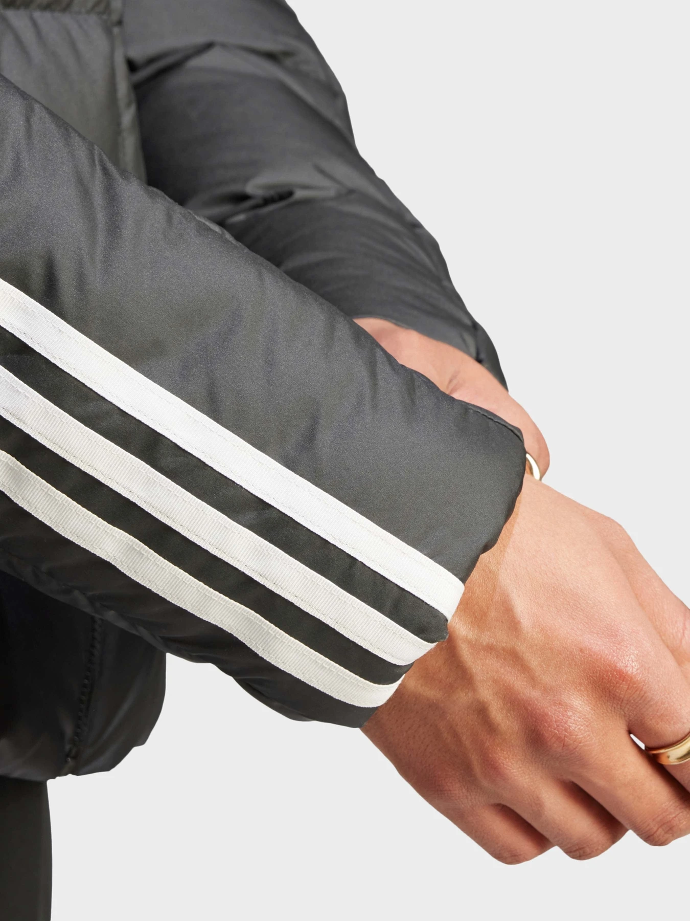 Куртки и дубленки Adidas ESSENTIALS MIDWEIGHT DOWN HOOD модель HZ4429 Куртки и дубленки Adidas ESSENTIALS MIDWEIGHT DOWN HOOD модель HZ4429 Фото