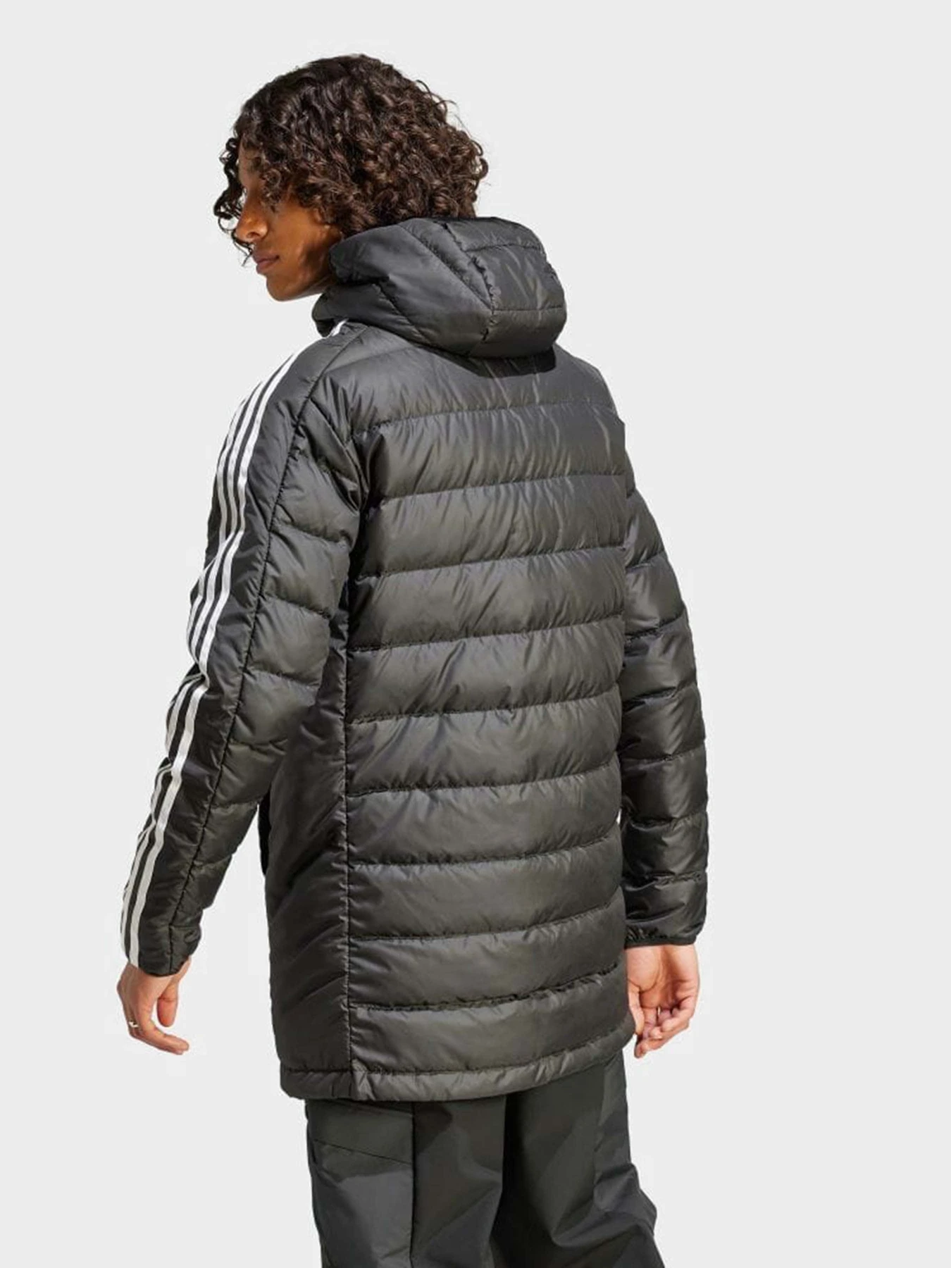 Куртки и дубленки Adidas ESSENTIALS 3-STRIPES модель HZ8522 Куртки и дубленки Adidas ESSENTIALS 3-STRIPES модель HZ8522 Фото