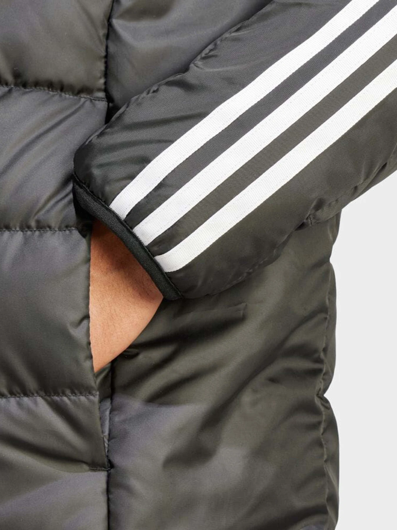 Куртки и дубленки Adidas ESSENTIALS 3-STRIPES модель HZ8522 Куртки и дубленки Adidas ESSENTIALS 3-STRIPES модель HZ8522 Фото