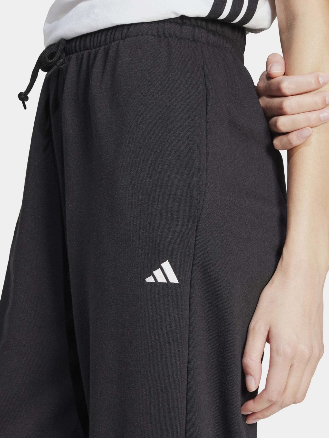Брюки Adidas ESSENTIALS SMALL LOGO FRENCH T модель JD7999 Брюки Adidas ESSENTIALS SMALL LOGO FRENCH T модель JD7999 Фото