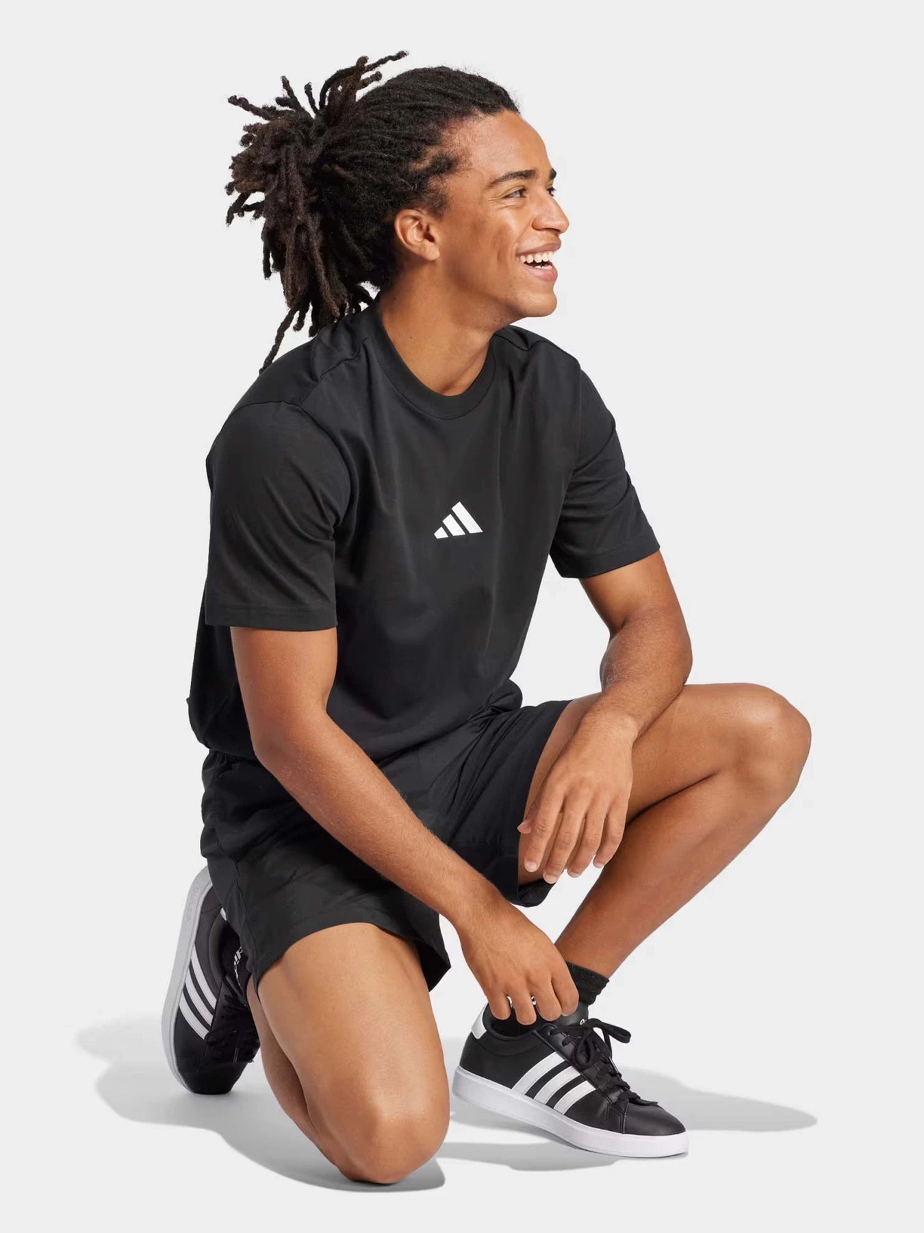 Футболки и поло Adidas ESSENTIALS SMALL LOGO SINGLE J модель JE9024 Футболки и поло Adidas ESSENTIALS SMALL LOGO SINGLE J модель JE9024 Фото