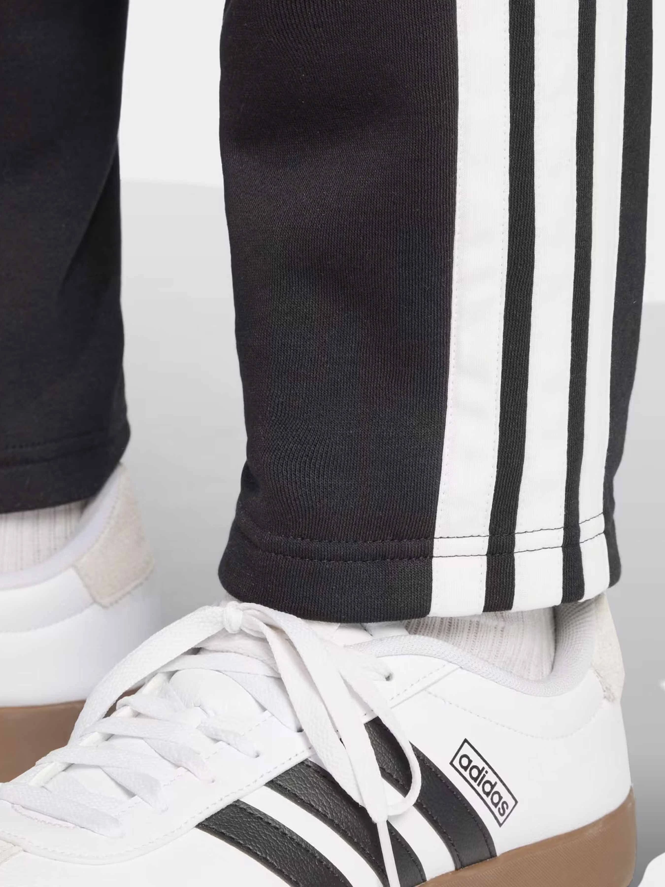 Брюки Adidas ESSENTIALS 3-STRIPES модель JD1854 Брюки Adidas ESSENTIALS 3-STRIPES модель JD1854 Фото