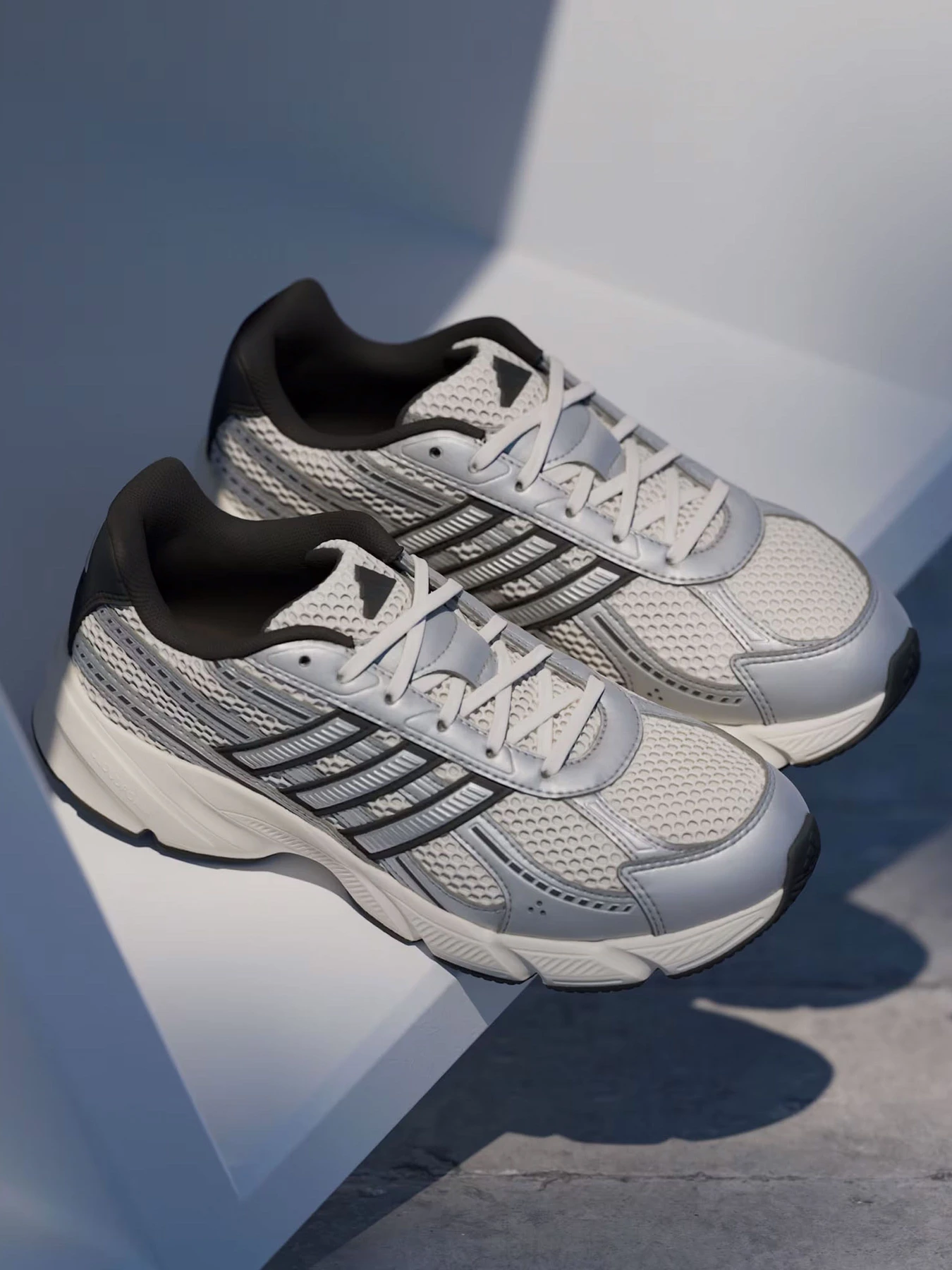 Кроссовки Adidas "TECHNOCHAOS 2000
" модель HQ7289 Фото