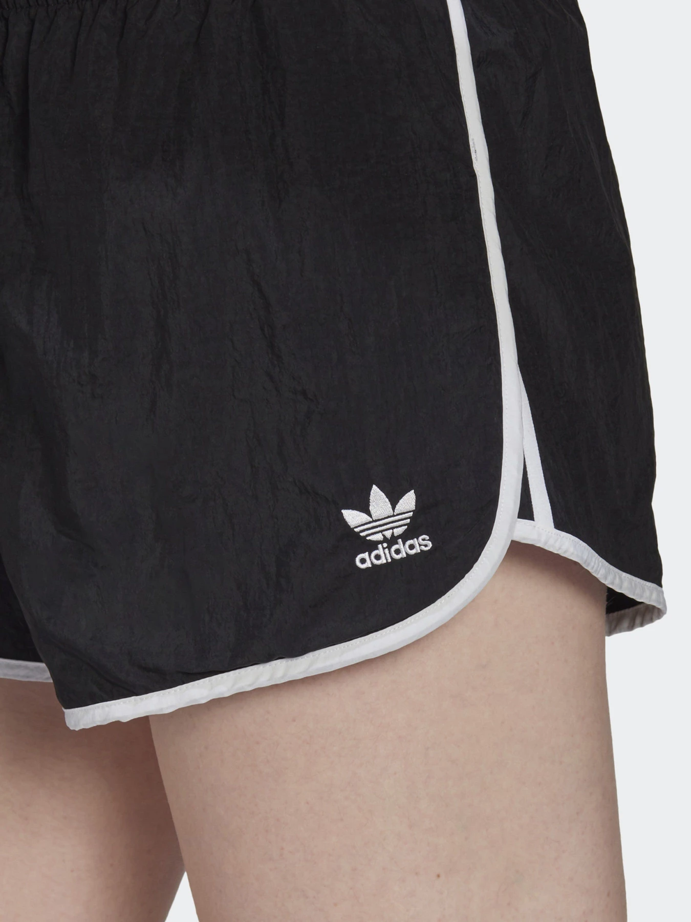 Шорты Adidas ADICOLOR CLASSICS 3-STRIPES модель GN2885 Шорты Adidas ADICOLOR CLASSICS 3-STRIPES модель GN2885 Фото
