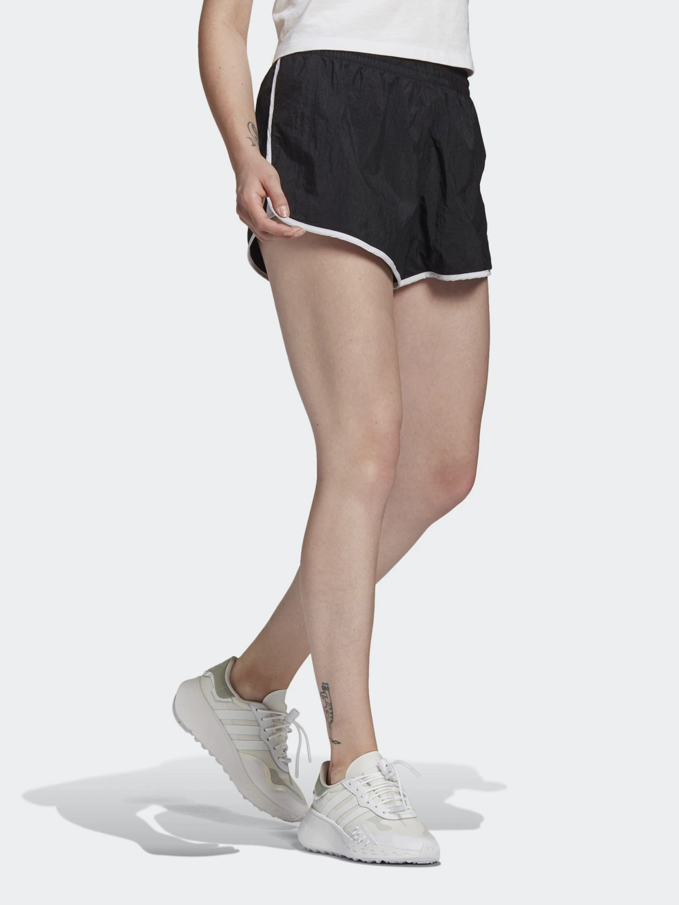 Шорты Adidas ADICOLOR CLASSICS 3-STRIPES модель GN2885 Шорты Adidas ADICOLOR CLASSICS 3-STRIPES модель GN2885 Фото