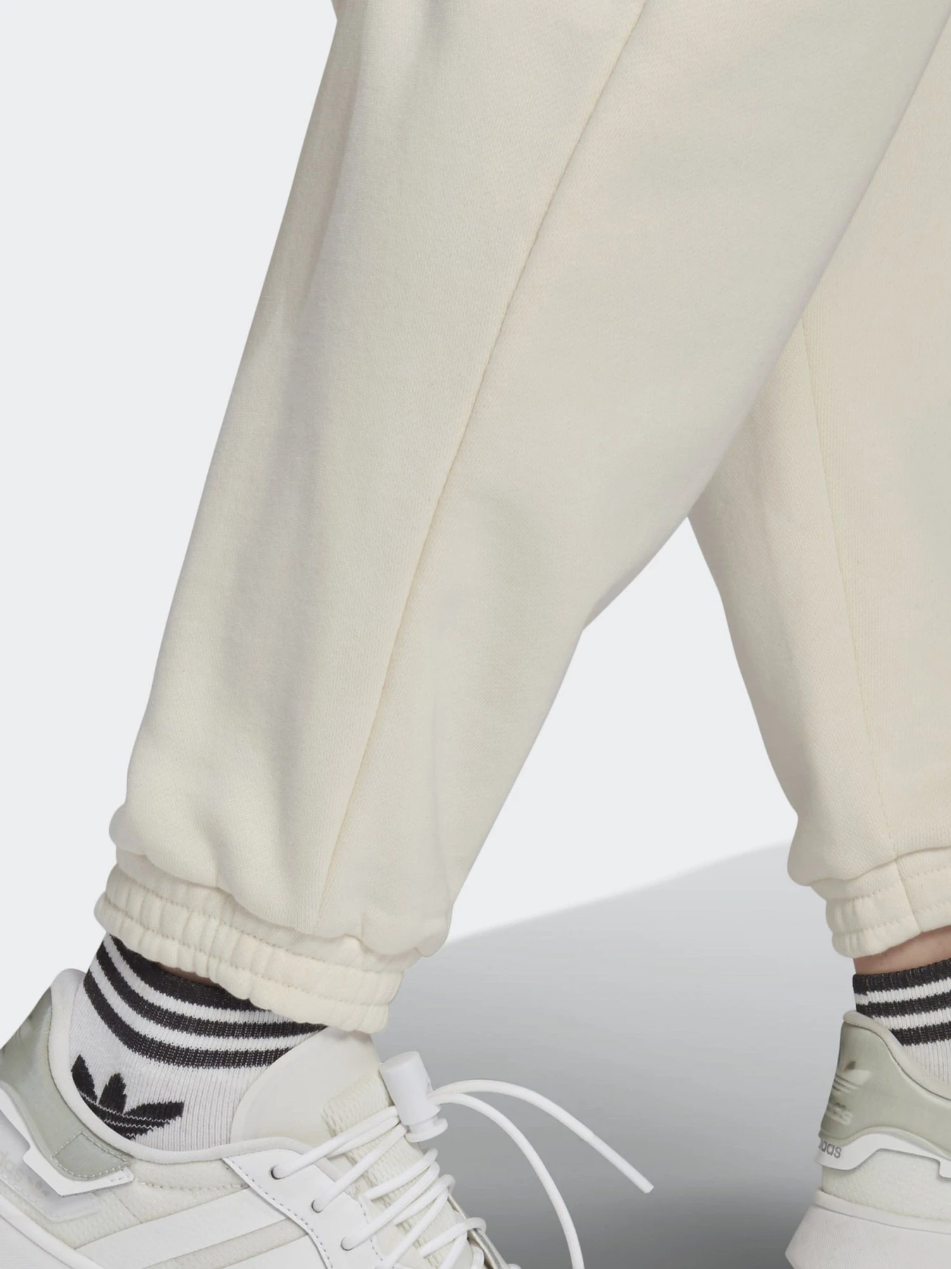 Брюки Adidas ADICOLOR CLASSICS NO-DYE модель GN2847 Фото