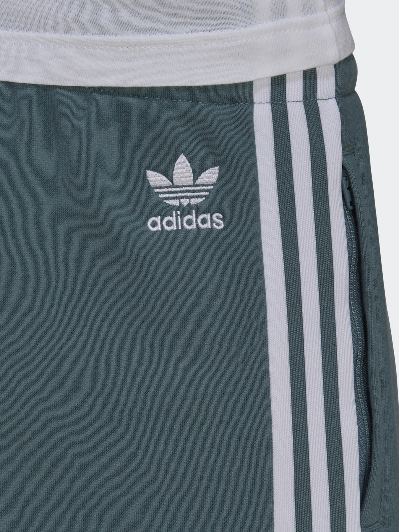 Шорты Adidas Adicolor модель GN3591 Шорты Adidas Adicolor модель GN3591 Фото