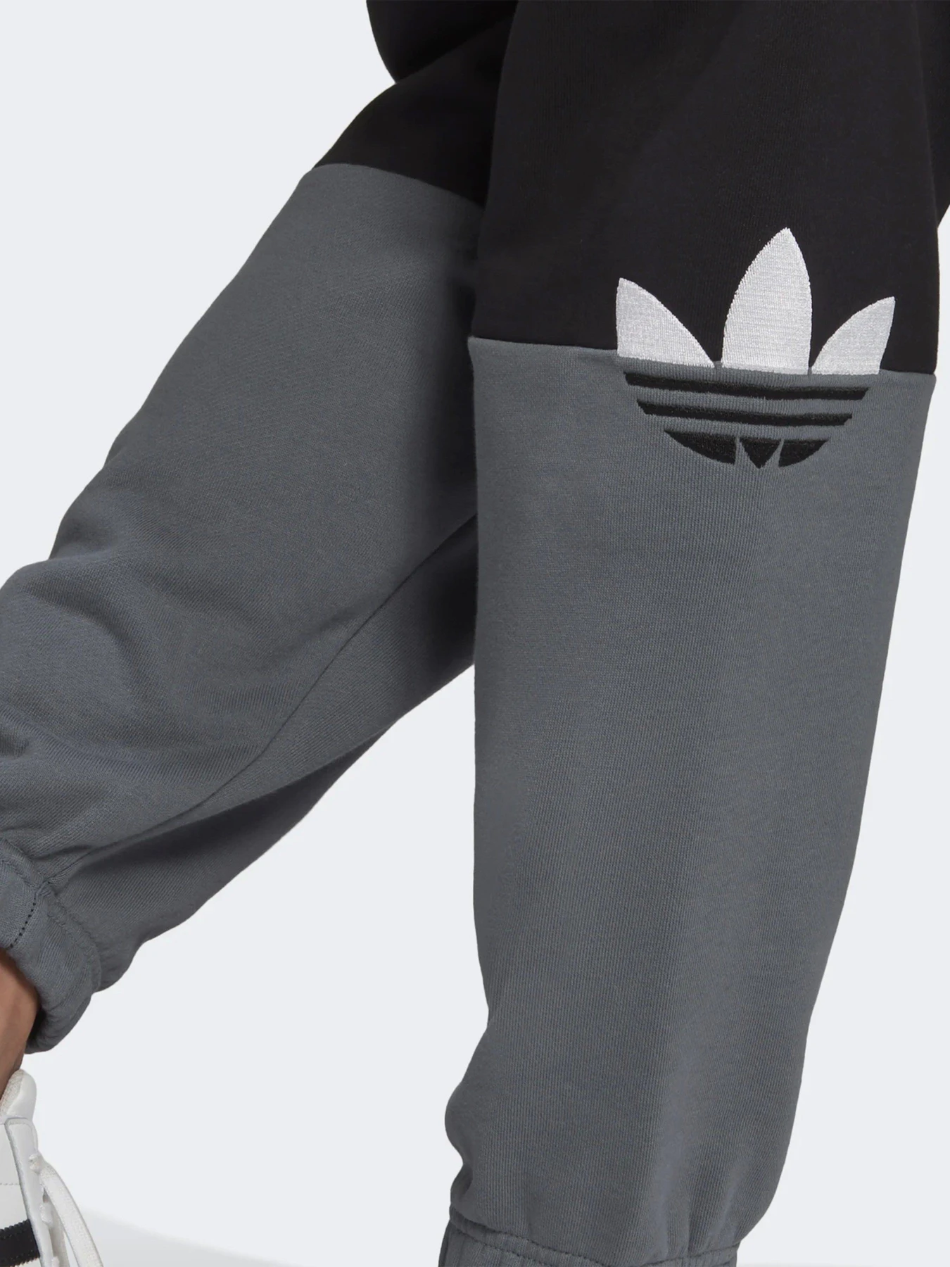Брюки Adidas ADICOLOR SLICED TREFOIL SWEAT модель GN3445 Фото