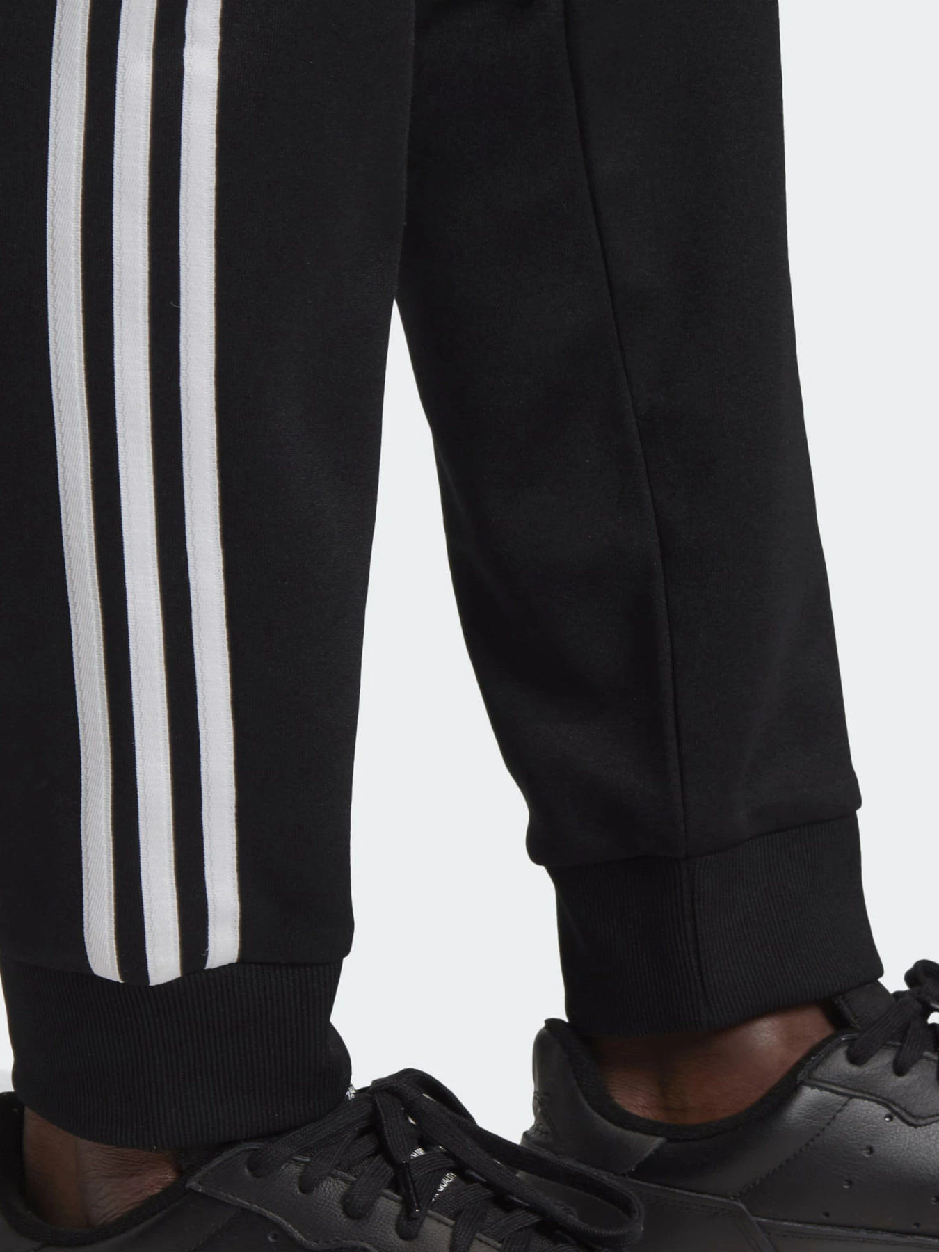 Брюки Adidas Adicolor Classics Primeblue Sst модель GF0210 Брюки Adidas Adicolor Classics Primeblue Sst модель GF0210 Фото
