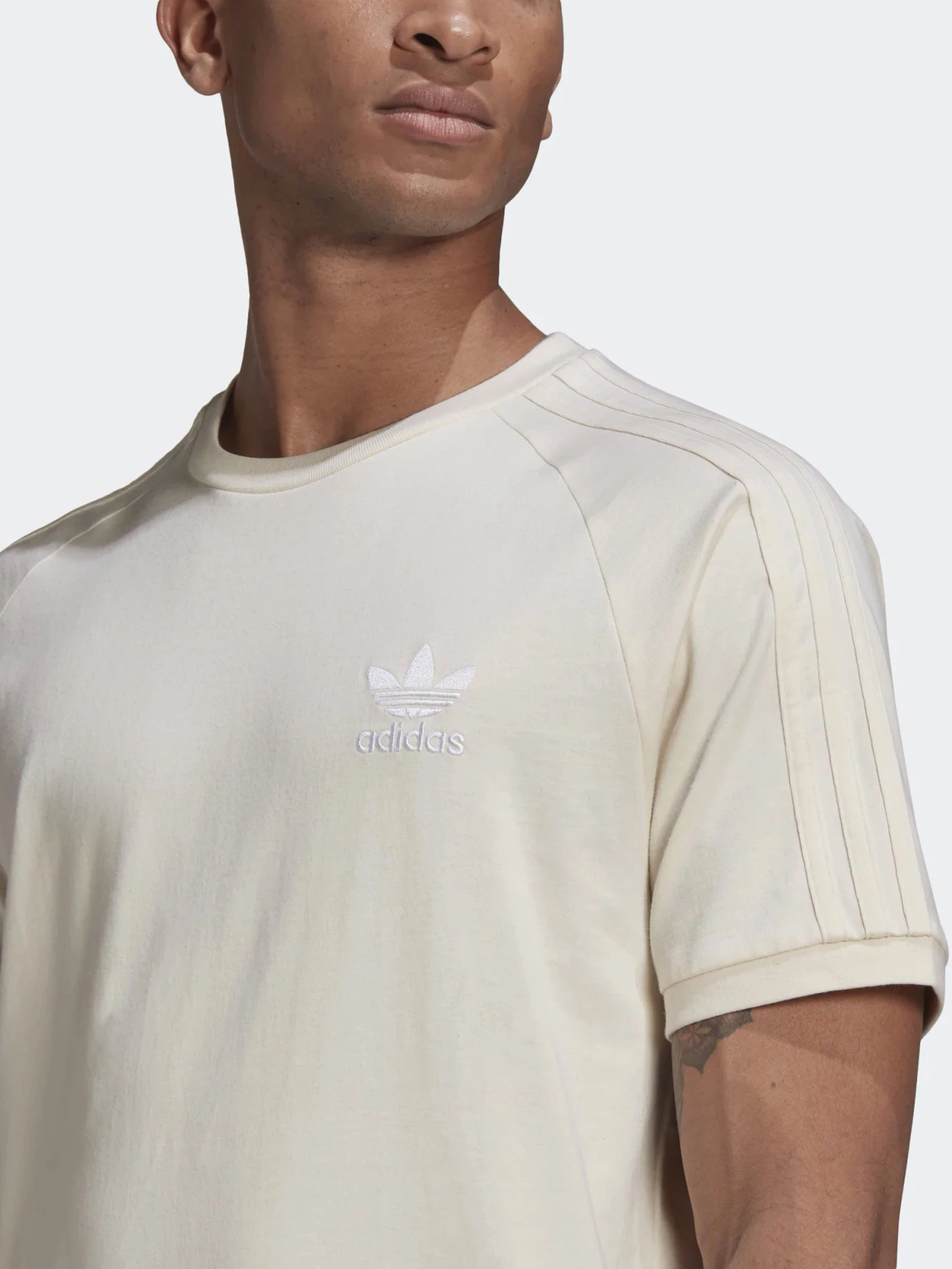Футболки і поло Adidas ADICOLOR 3-STRIPES NO-DYE модель GN4187 Футболки і поло Adidas ADICOLOR 3-STRIPES NO-DYE модель GN4187 Фото