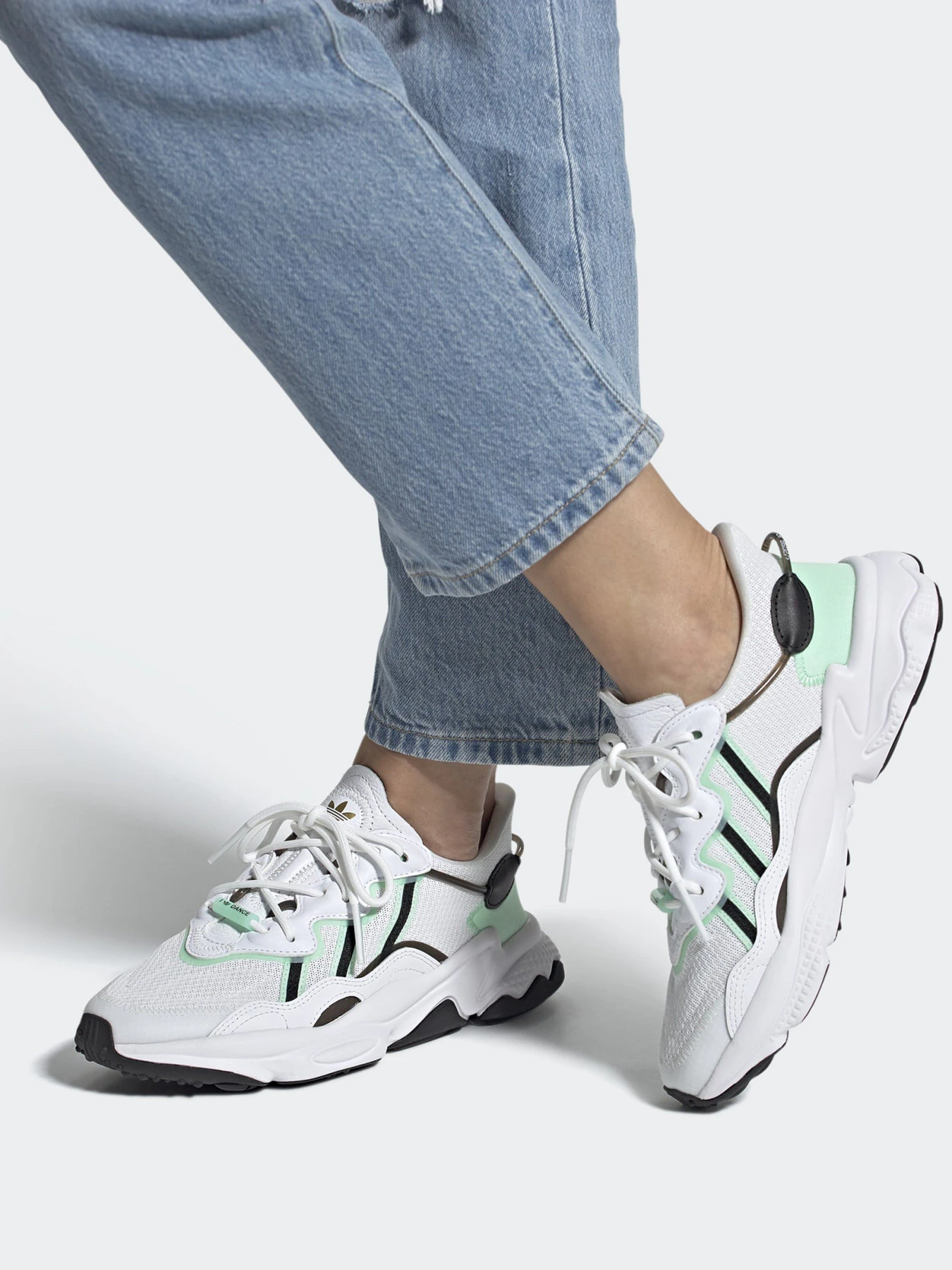 Кроссовки Adidas OZWEEGO модель FZ3779 Фото