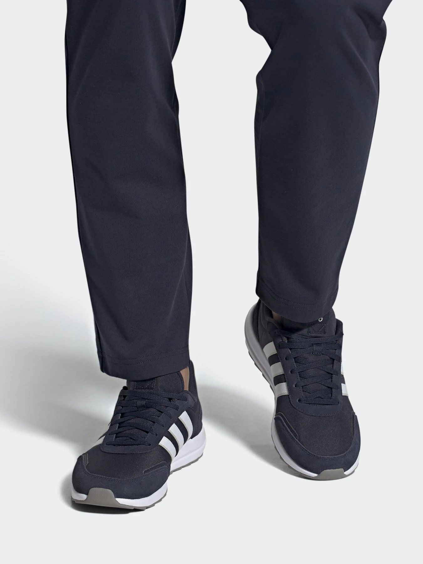 Кроссовки Adidas RETRORUN модель FV7033 Кроссовки Adidas RETRORUN модель FV7033 Фото