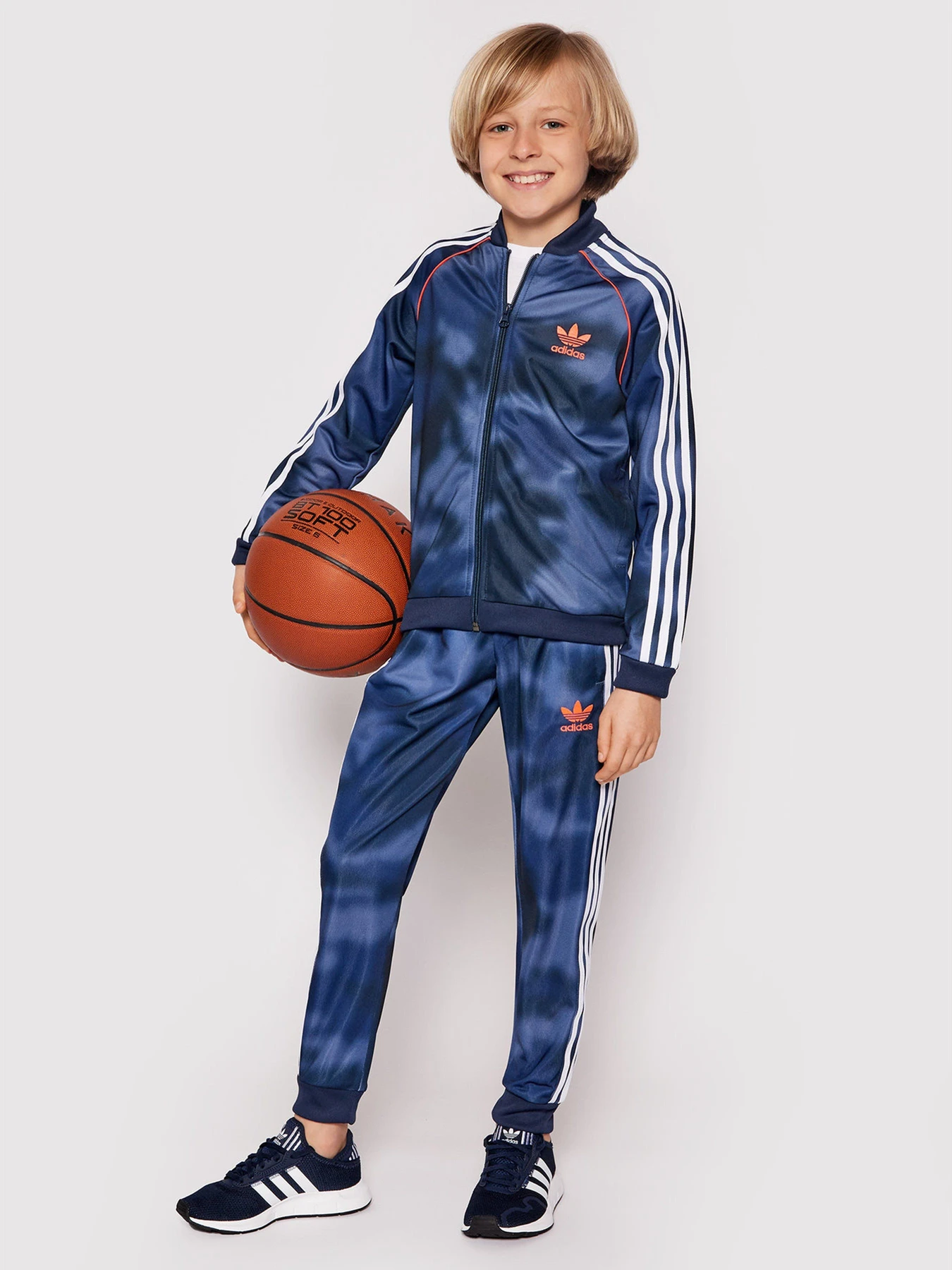 Худи и свитшоты Adidas CAMO SST модель GN4128 Худи и свитшоты Adidas CAMO SST модель GN4128 Фото