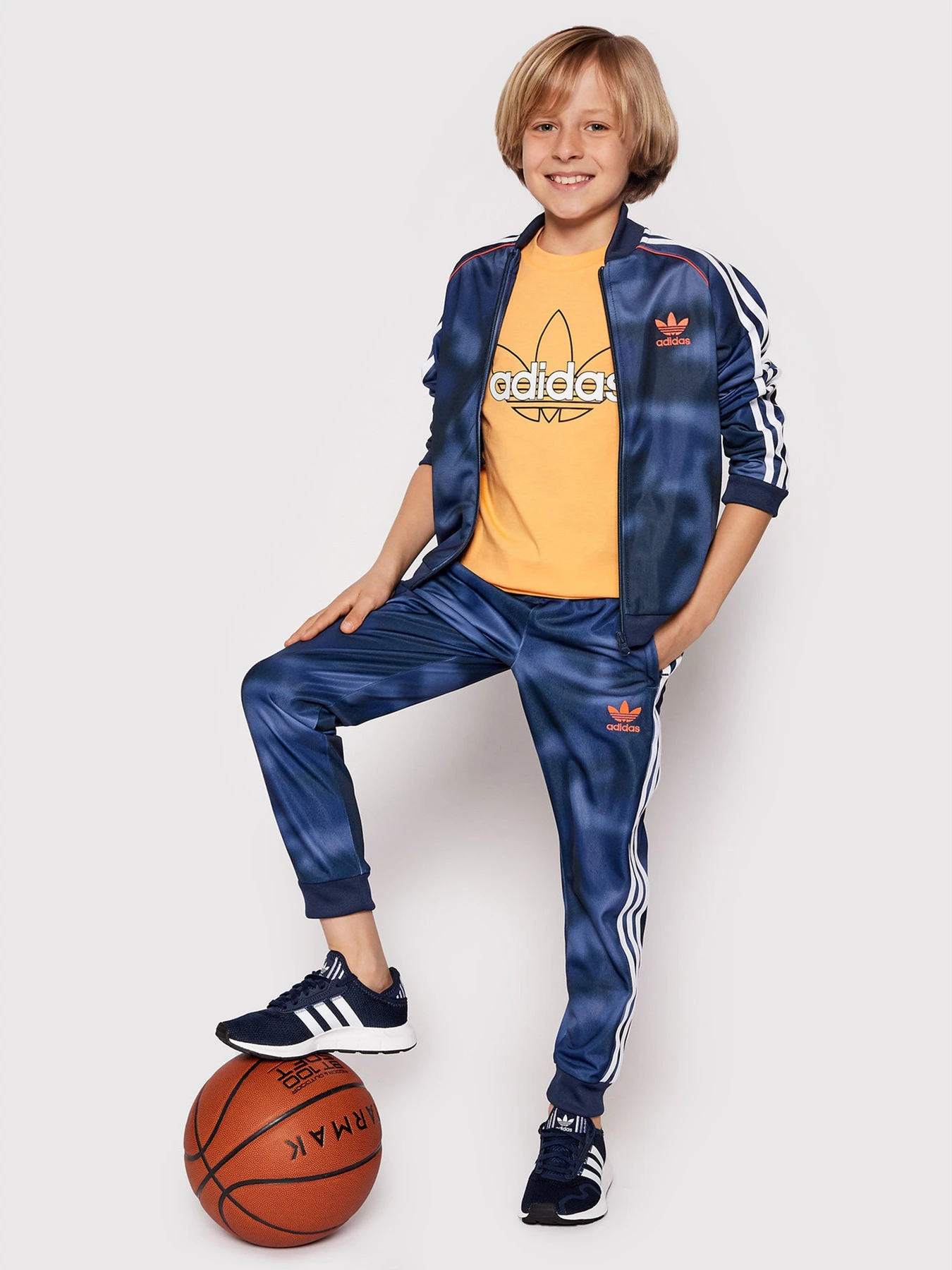 Брюки Adidas ALLOVER PRINT CAMO SST модель GN4129 Фото