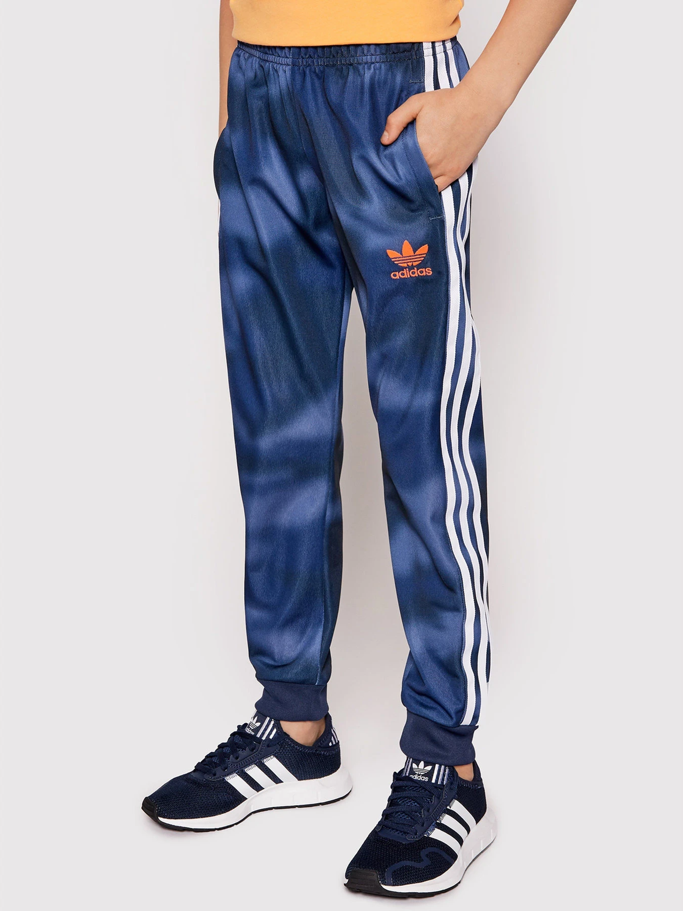 Брюки Adidas ALLOVER PRINT CAMO SST модель GN4129 Фото