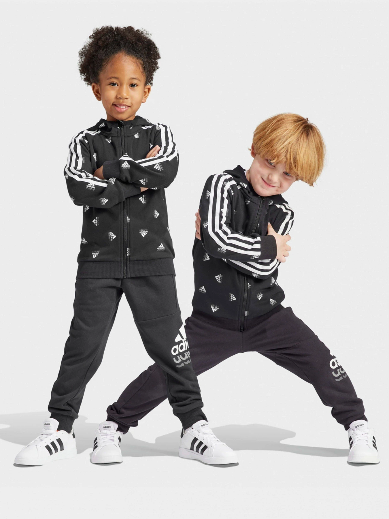 Костюмы Adidas ESSENTIALS модель HR5907 Костюмы Adidas ESSENTIALS модель HR5907 Фото