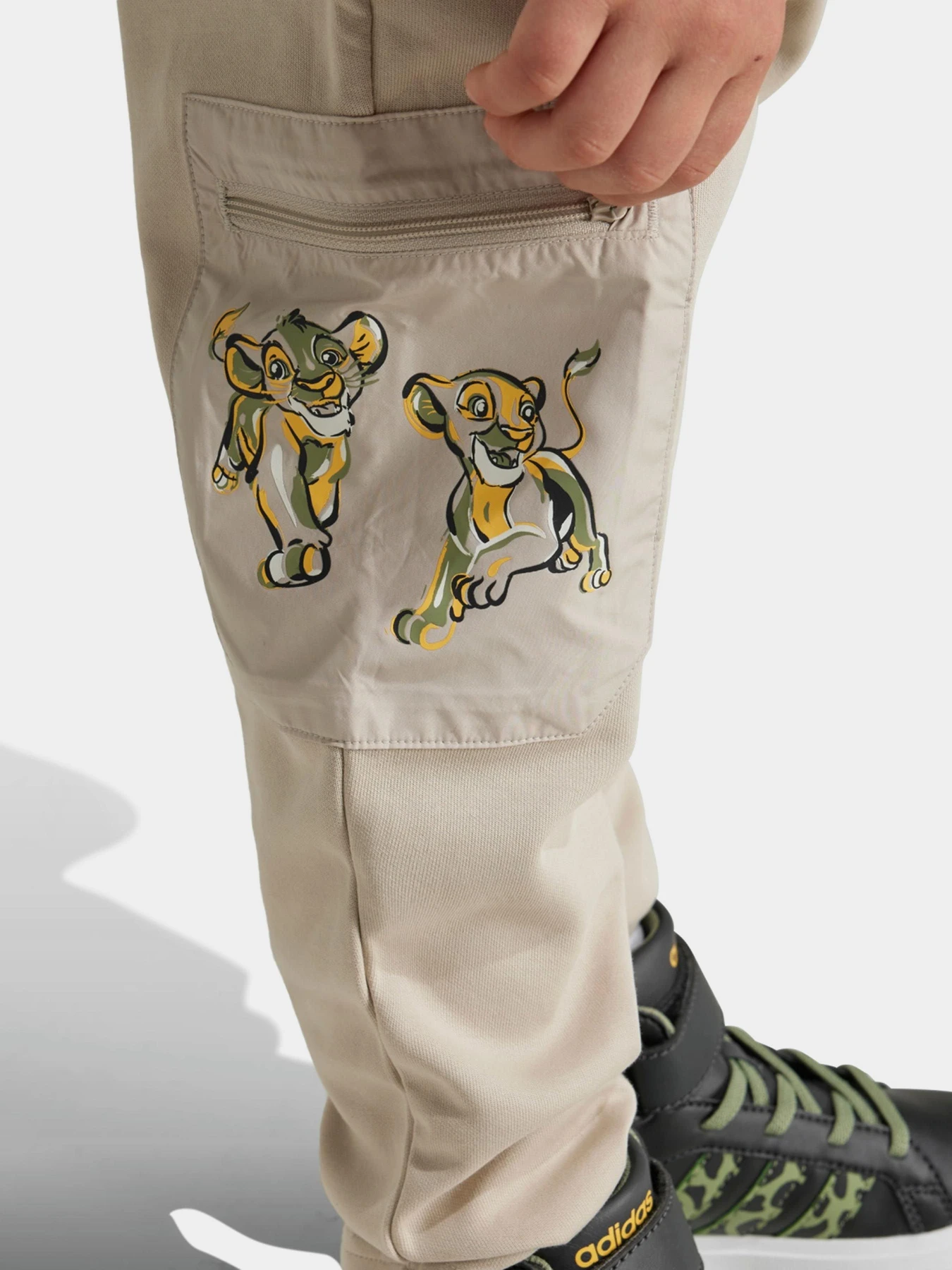 Брюки Adidas DISNEY LION KING модель IV9642 Брюки Adidas DISNEY LION KING модель IV9642 Фото