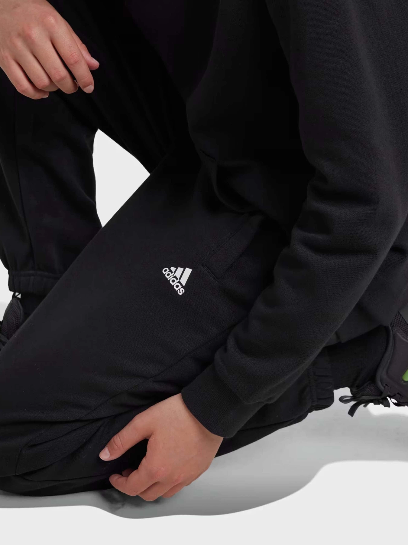 Брюки Adidas ESSENTIALS SMALL LOGO FEEL COZ модель IV7311 Брюки Adidas ESSENTIALS SMALL LOGO FEEL COZ модель IV7311 Фото