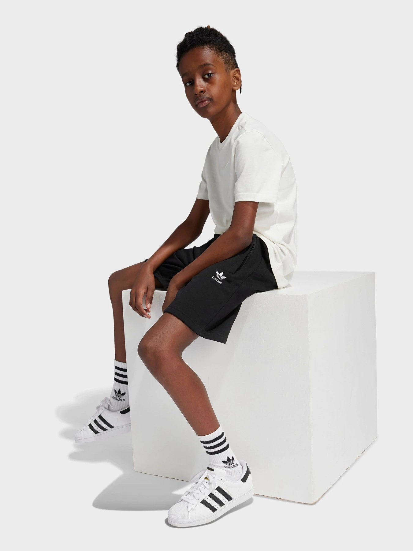 Шорти Adidas SHORTS модель IW3499 Шорти Adidas SHORTS модель IW3499 Фото