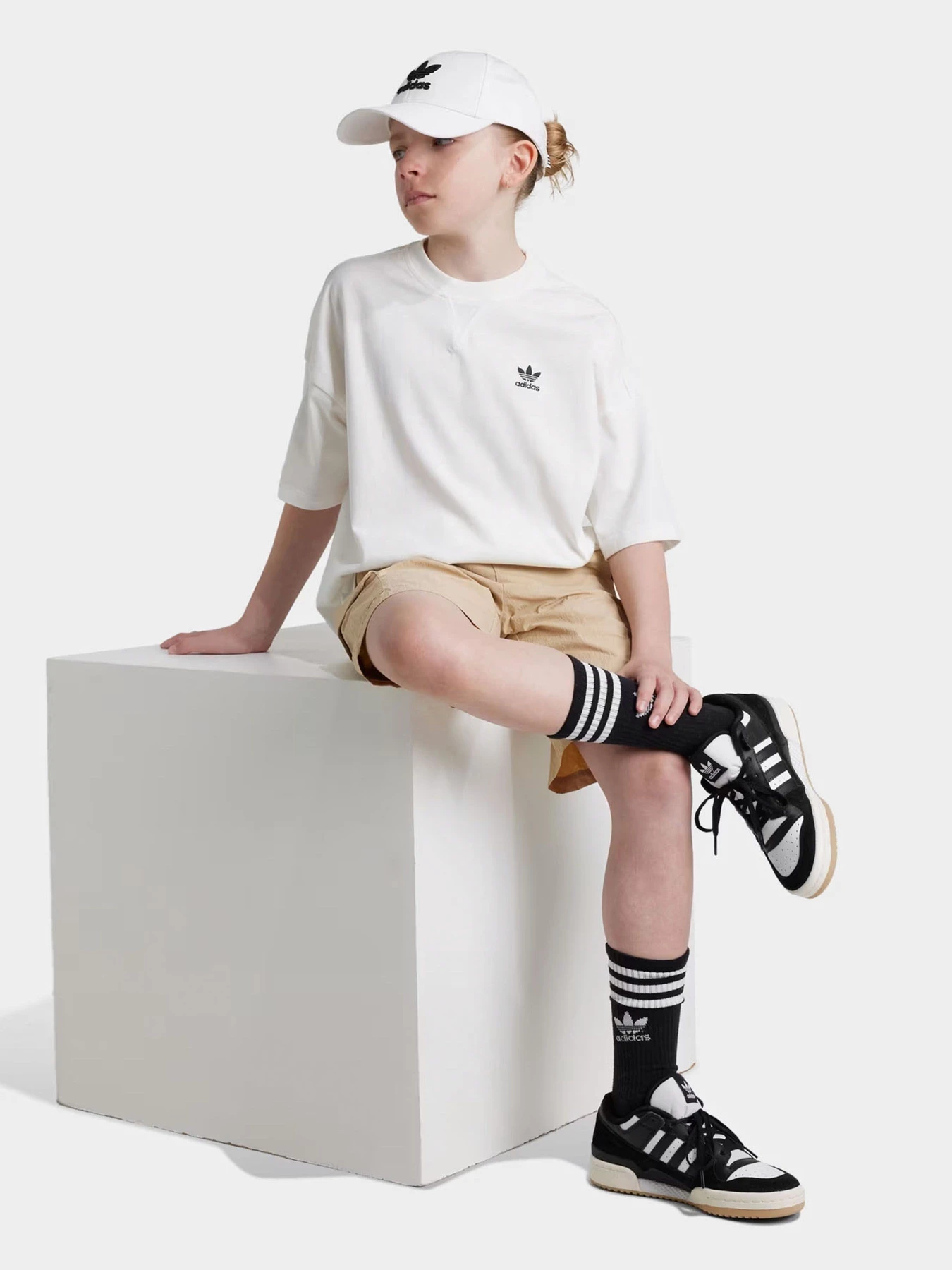 Футболки і поло Adidas TEE модель IX7599 Футболки і поло Adidas TEE модель IX7599 Фото