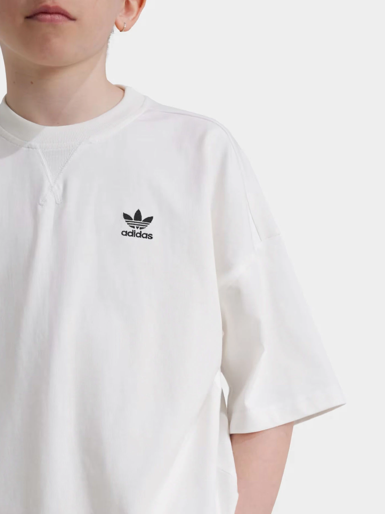 Футболки і поло Adidas TEE модель IX7599 Футболки і поло Adidas TEE модель IX7599 Фото