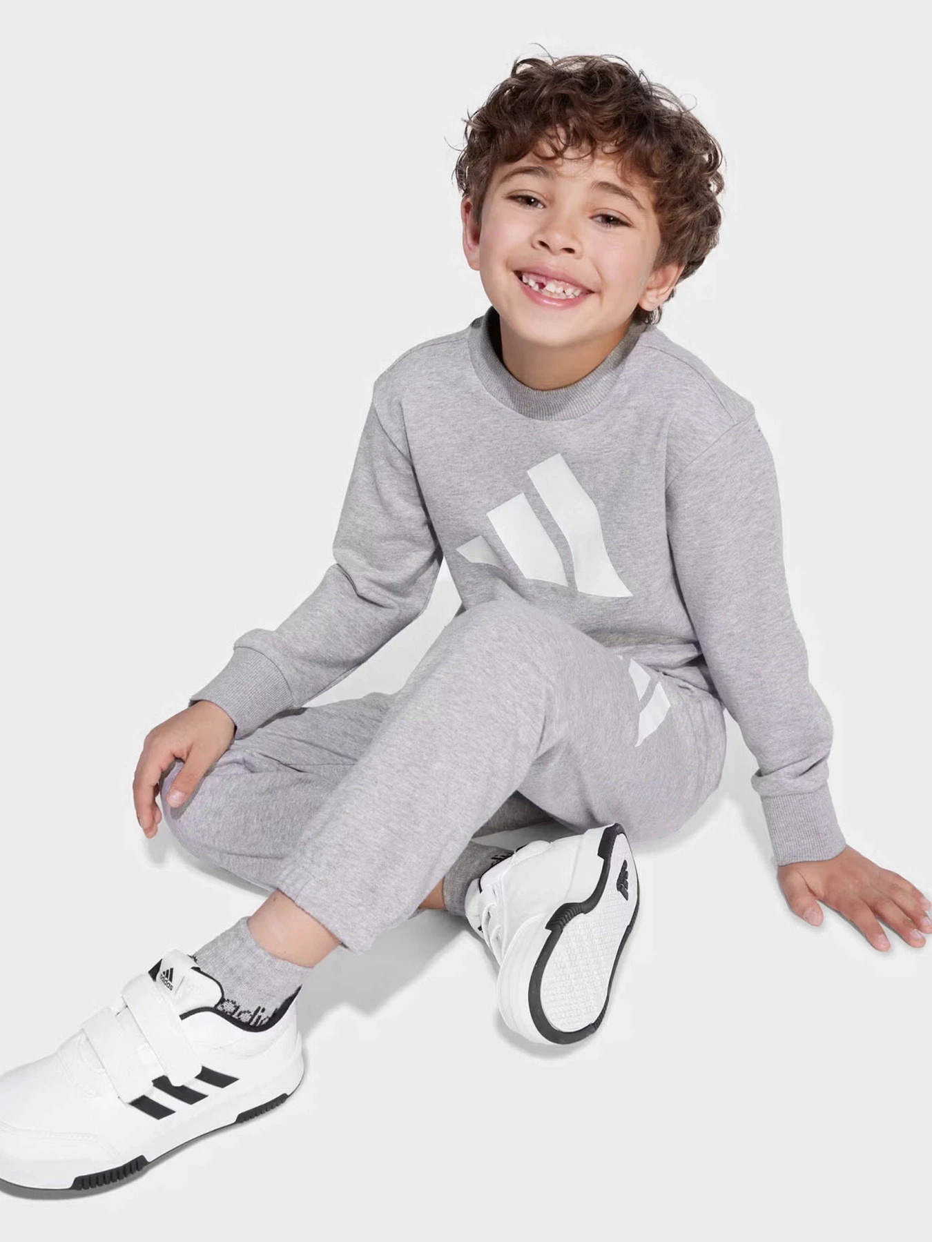 Костюмы Adidas ESSENTIALS модель JM0883 Костюмы Adidas ESSENTIALS модель JM0883 Фото