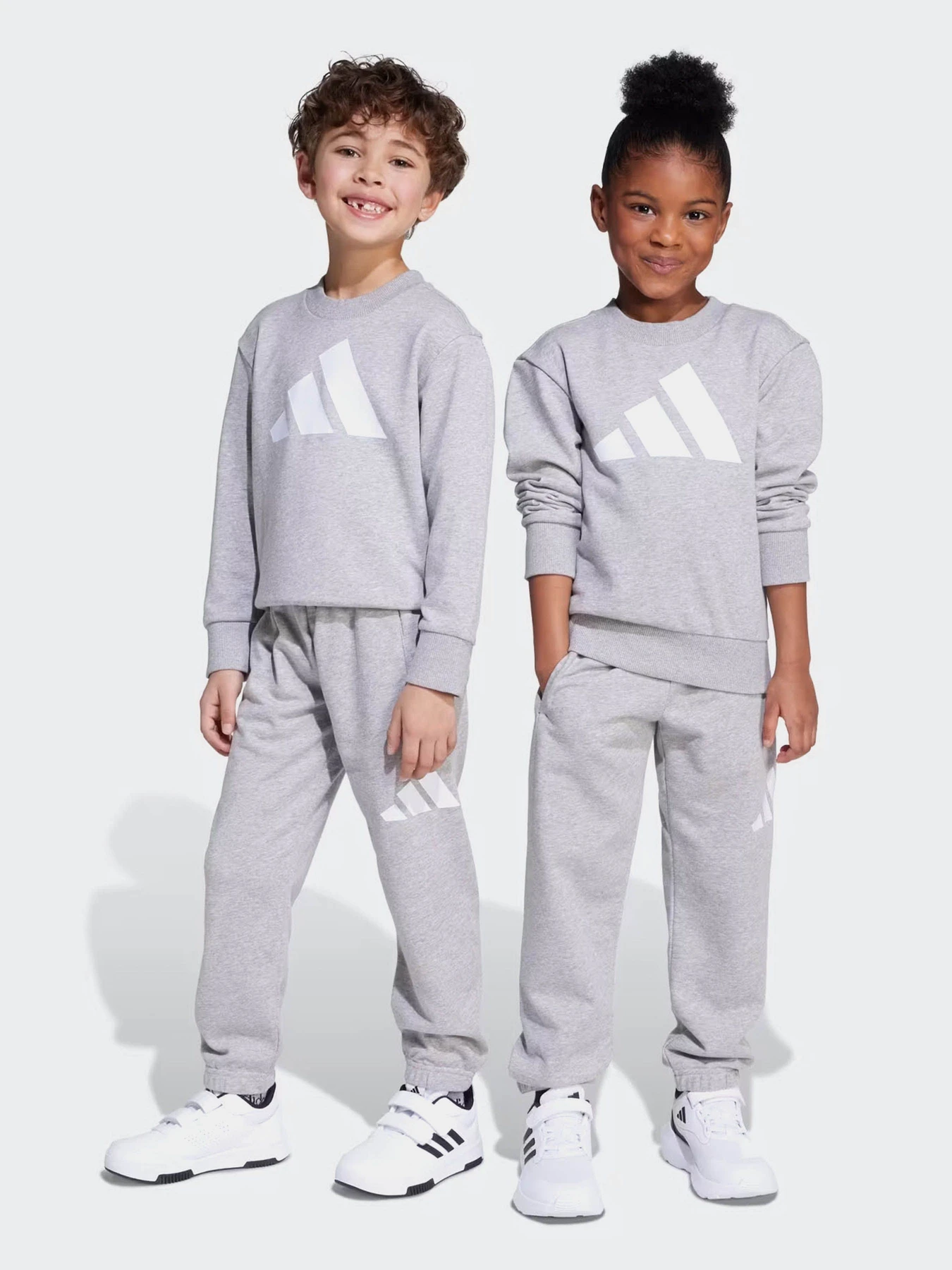 Костюмы Adidas ESSENTIALS модель JM0883 Костюмы Adidas ESSENTIALS модель JM0883 Фото