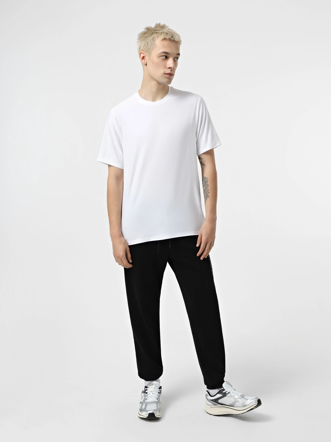 Футболки і поло Skechers GODRI ALL DAY SOLID TEE модель TS107B WHT Футболки і поло Skechers GODRI ALL DAY SOLID TEE модель TS107B WHT Фото