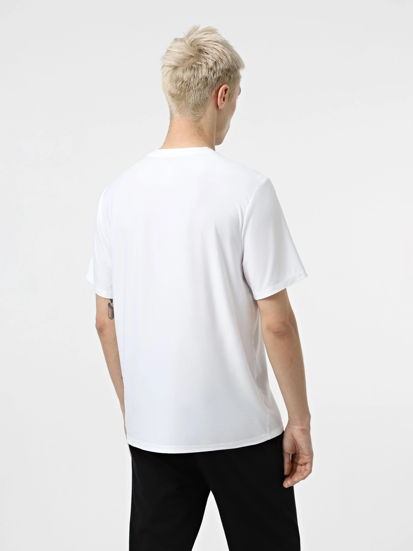 Футболки і поло Skechers GODRI ALL DAY SOLID TEE модель TS107B WHT Футболки і поло Skechers GODRI ALL DAY SOLID TEE модель TS107B WHT Фото