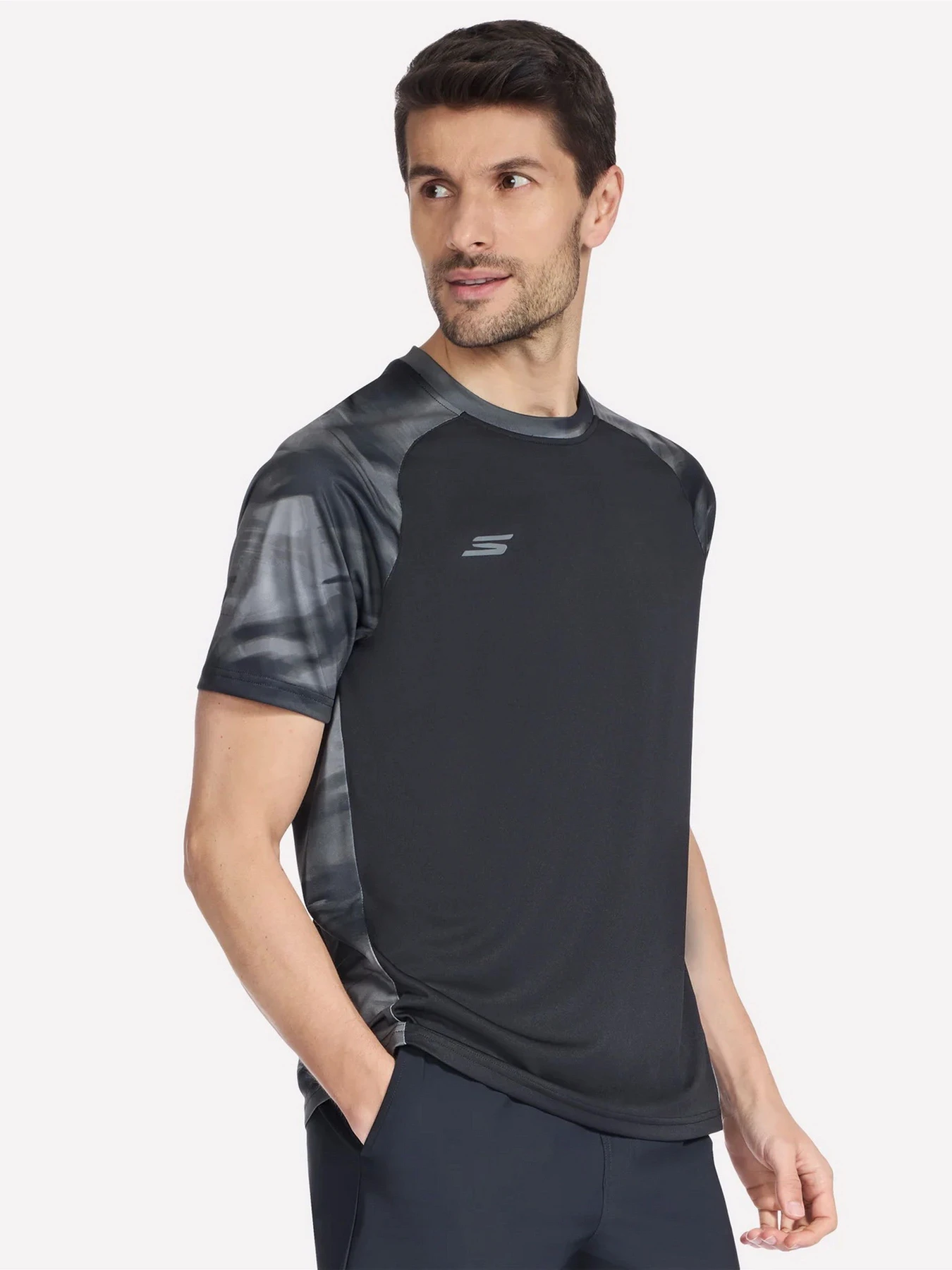 Футболки і поло Skechers HK GODRI CHARGE DRIFT TEE модель TS300HK DKCC Футболки і поло Skechers HK GODRI CHARGE DRIFT TEE модель TS300HK DKCC Фото