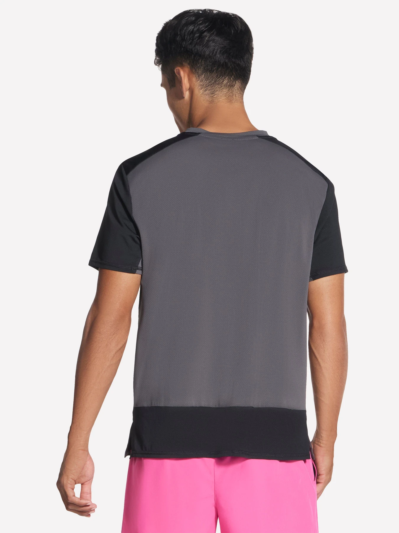Футболки и поло Skechers SKECHERS PACE TEE модель TS313 BKCC Футболки и поло Skechers SKECHERS PACE TEE модель TS313 BKCC Фото