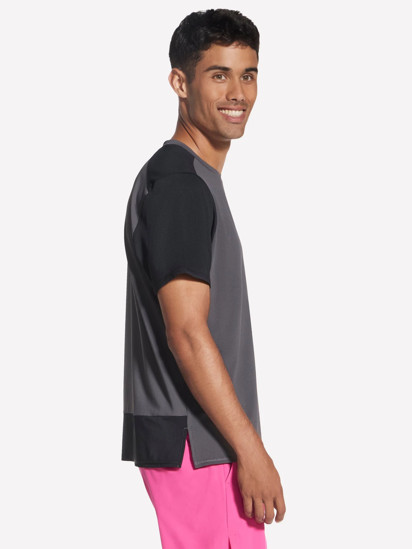 Футболки и поло Skechers SKECHERS PACE TEE модель TS313 BKCC Футболки и поло Skechers SKECHERS PACE TEE модель TS313 BKCC Фото