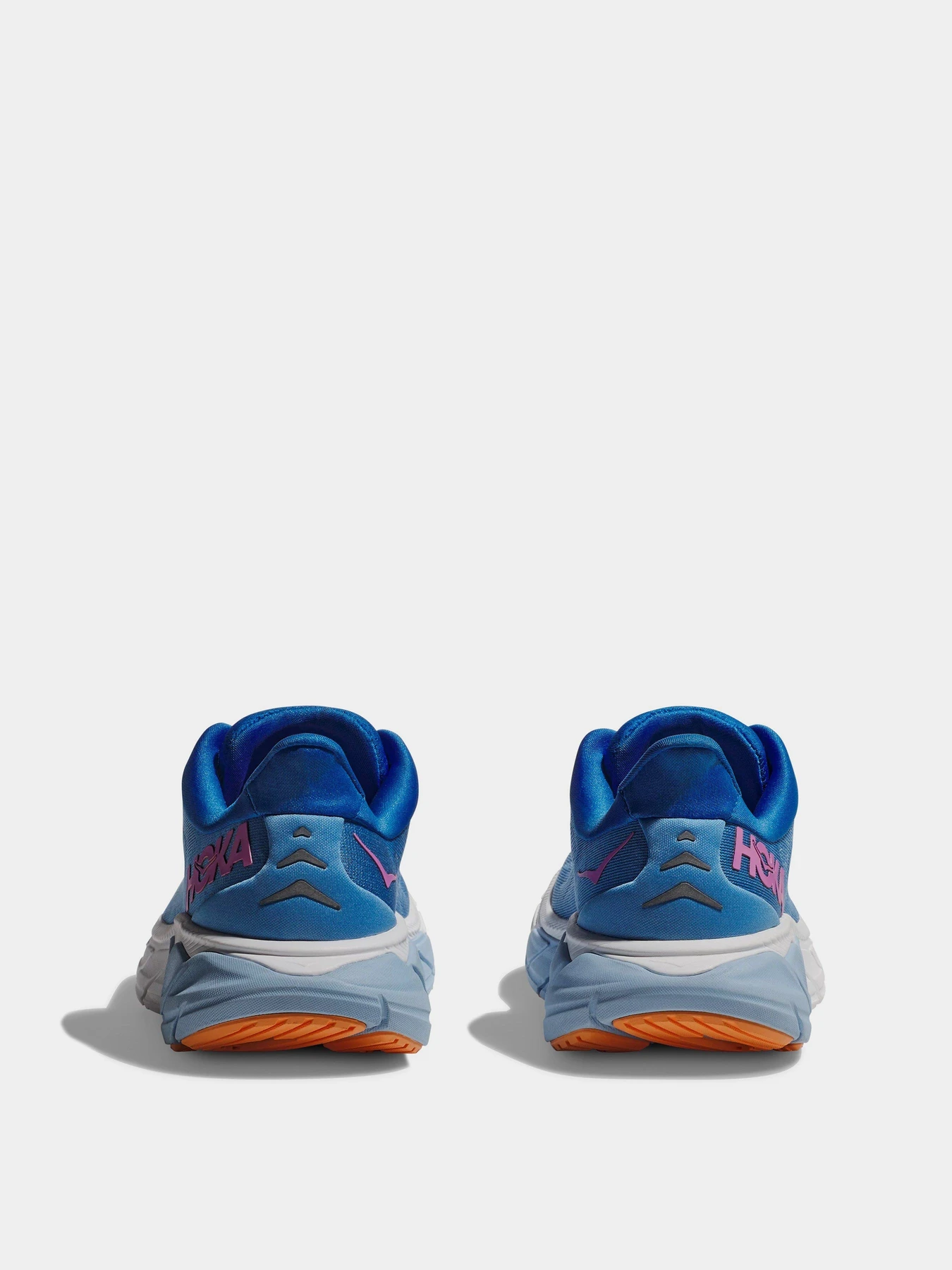 Кроссовки HOKA Arahi 6 модель 1123195-AACS Кроссовки HOKA Arahi 6 модель 1123195-AACS Фото