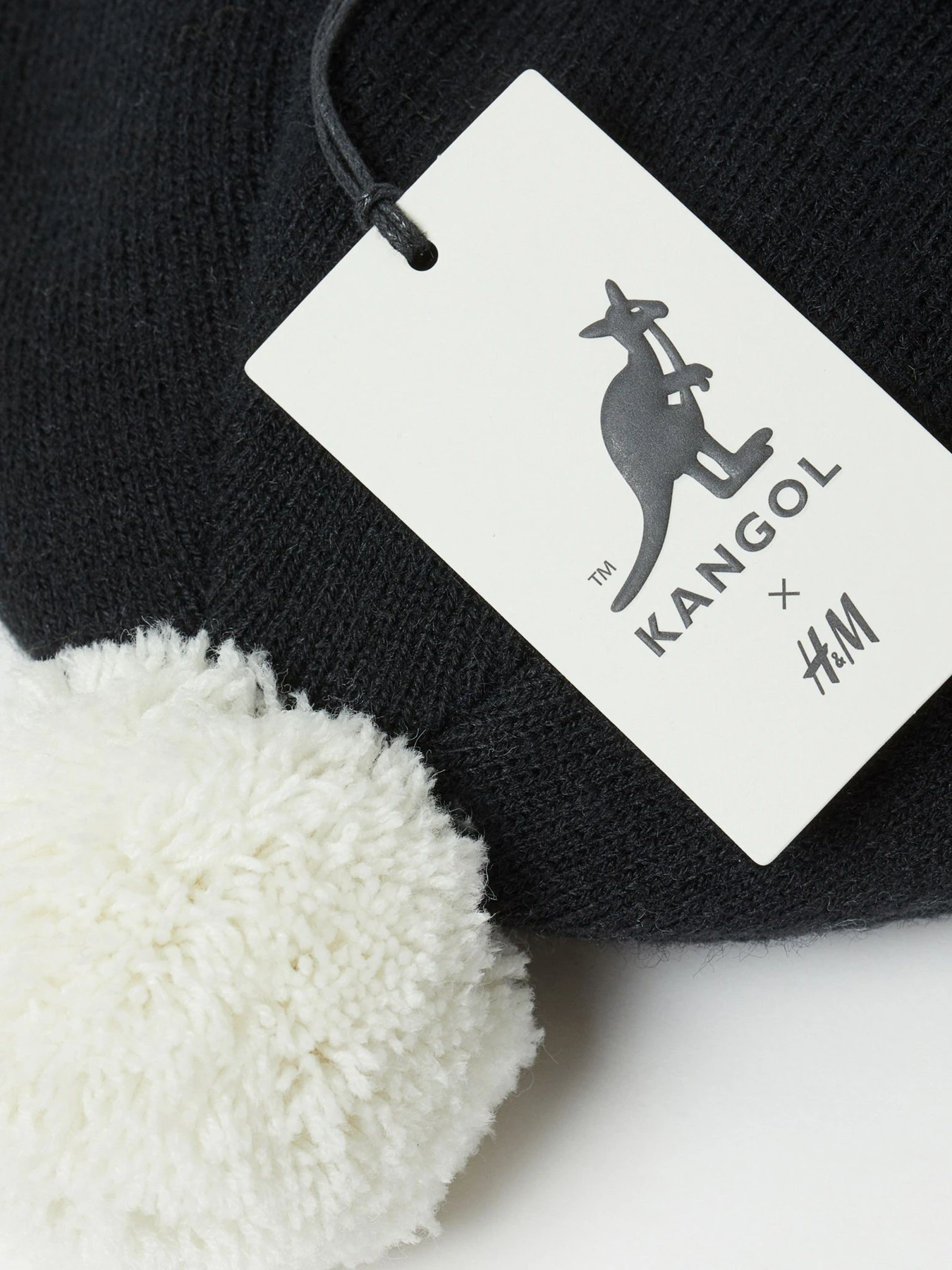 Шапки и кепки H&M модель 0942188_чорний з білим Фото